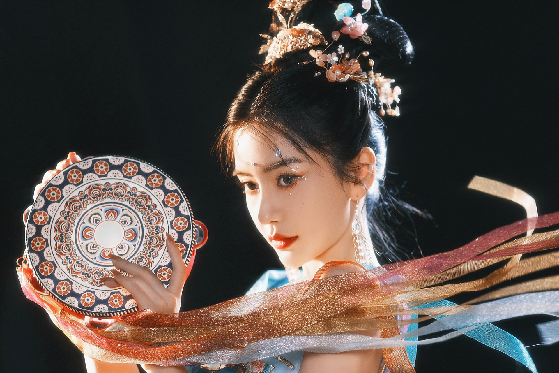 angelababy敦煌飞天妆:ab姐古风味道还真不错的,这一波造型又被惊艳到