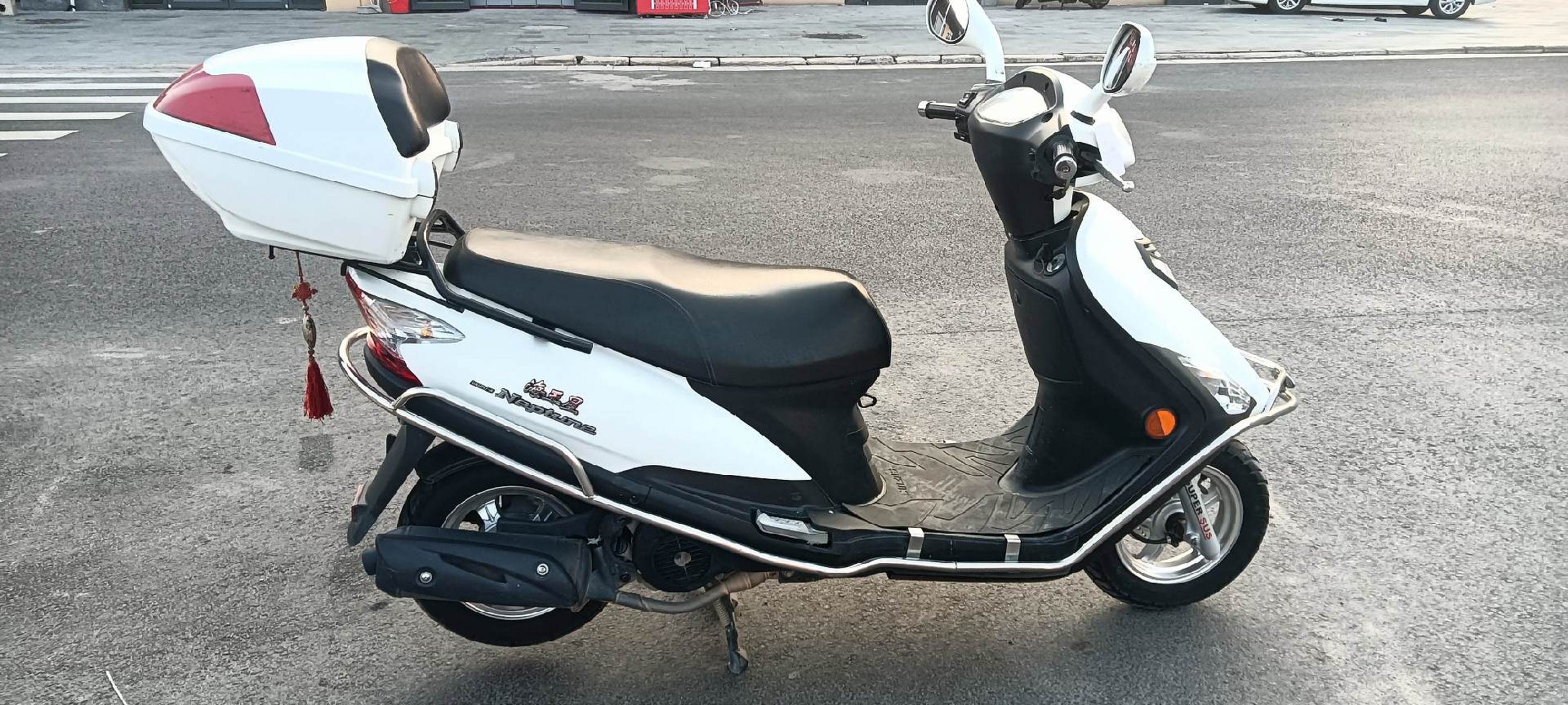 铃木海王星125踏板摩托,行驶九千多公里,成色漂亮,机器声音小蜜蜂