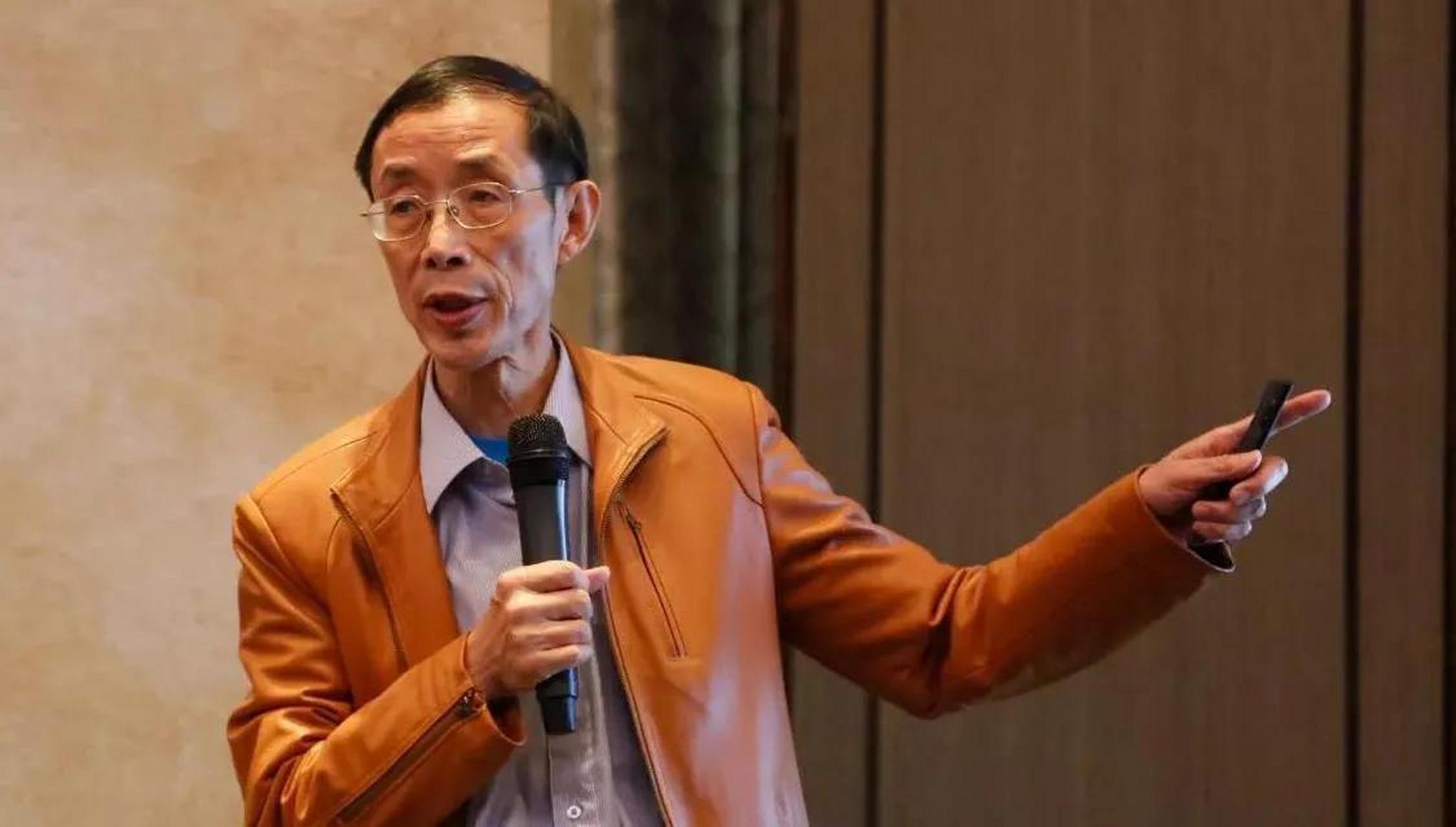 对于司马南和陈平式人物的所谓"爱国"行为,我们应该进行全面的分析和