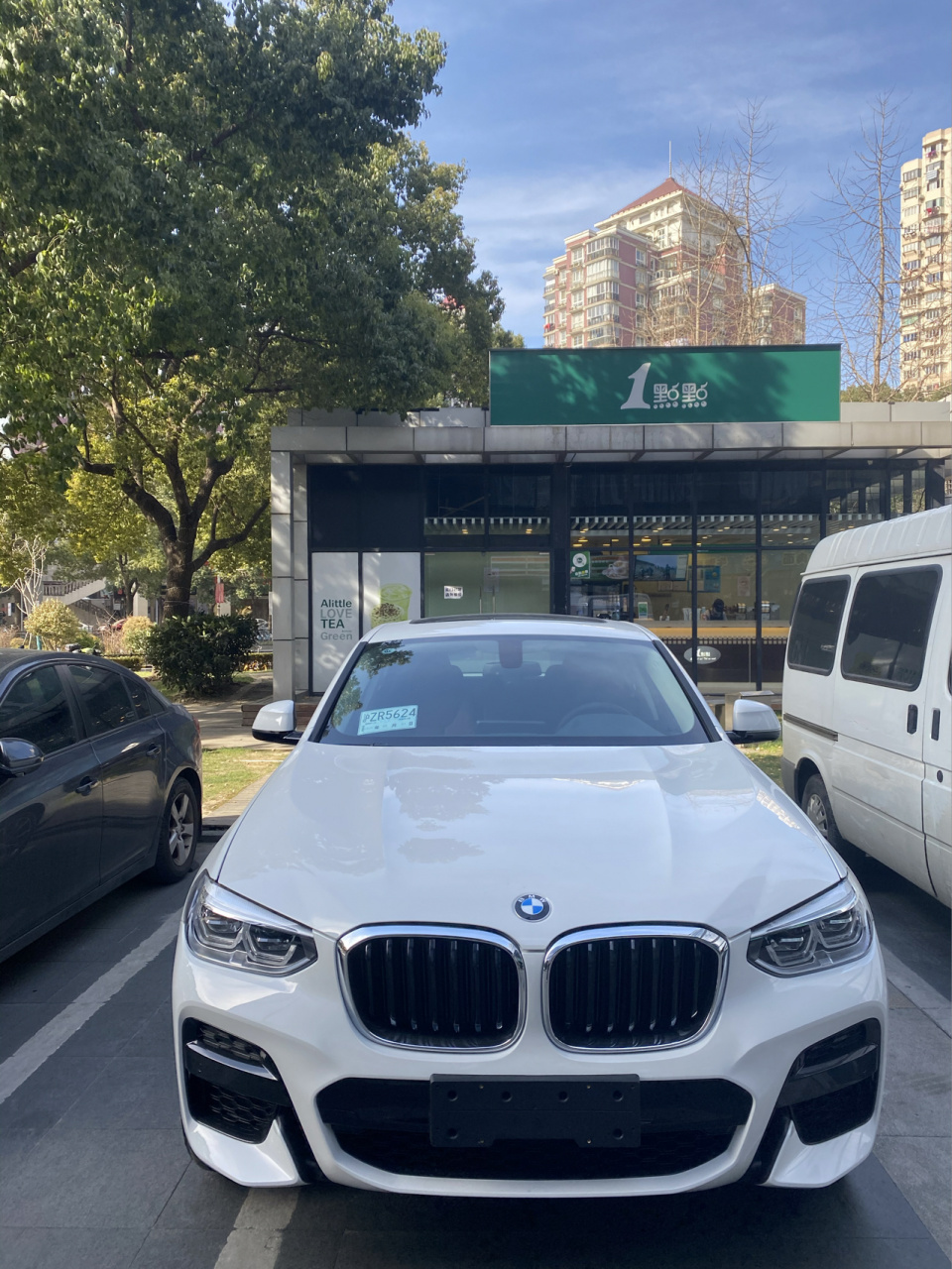 2021款宝马x4 等了5个月的蓝天白云,我是嫌弃3系太小,5系太长,最后