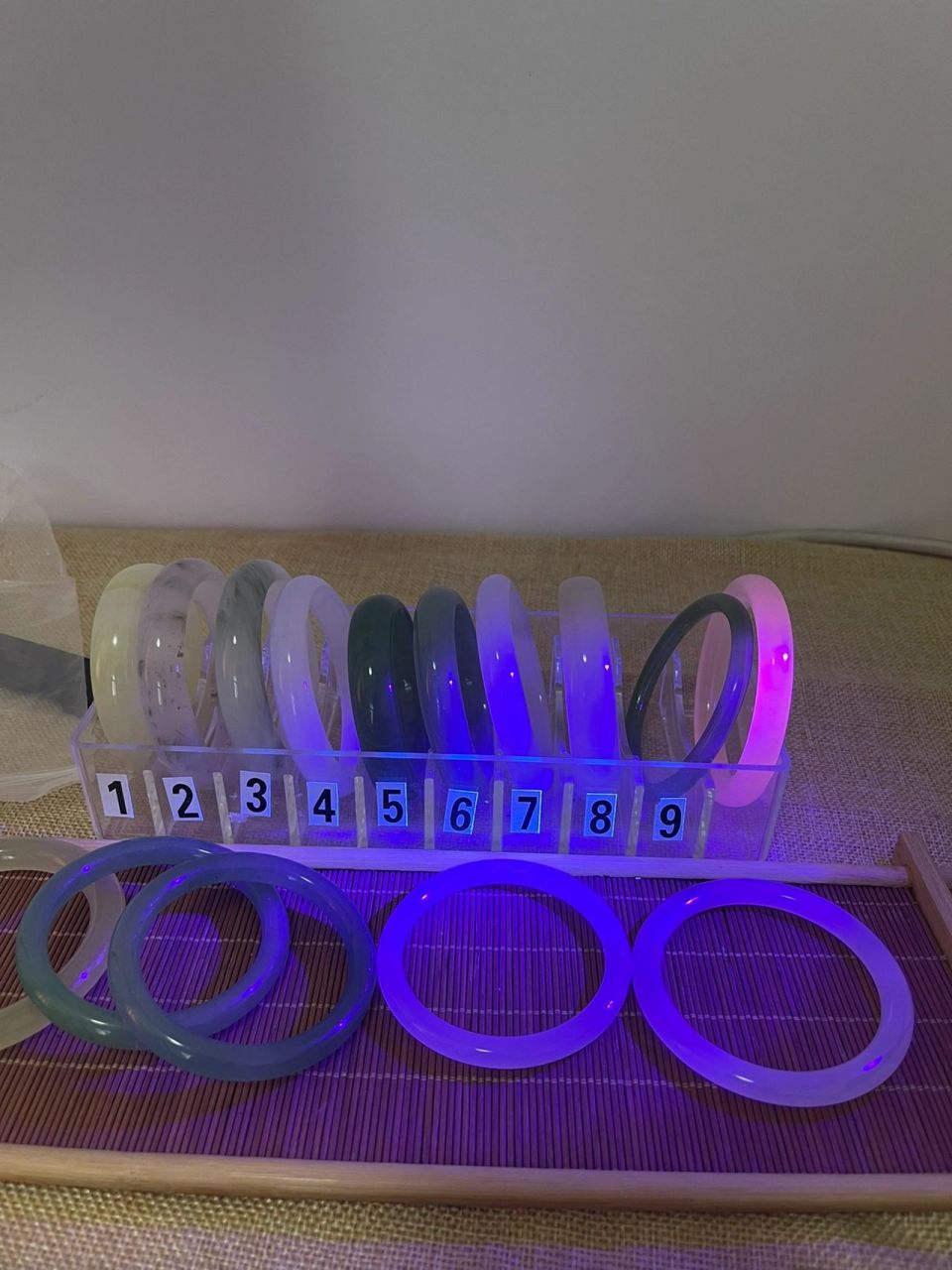 经常刷到鉴定玉石真假视频的小伙伴应该知道鉴定玉石是否染色注胶