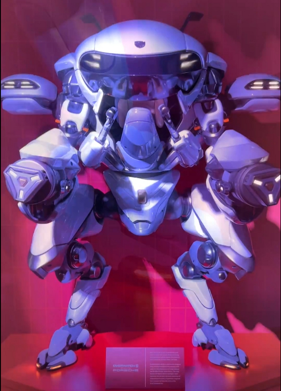 守望先锋……联动了……保时捷…… 做了个真人比例的……dva机甲