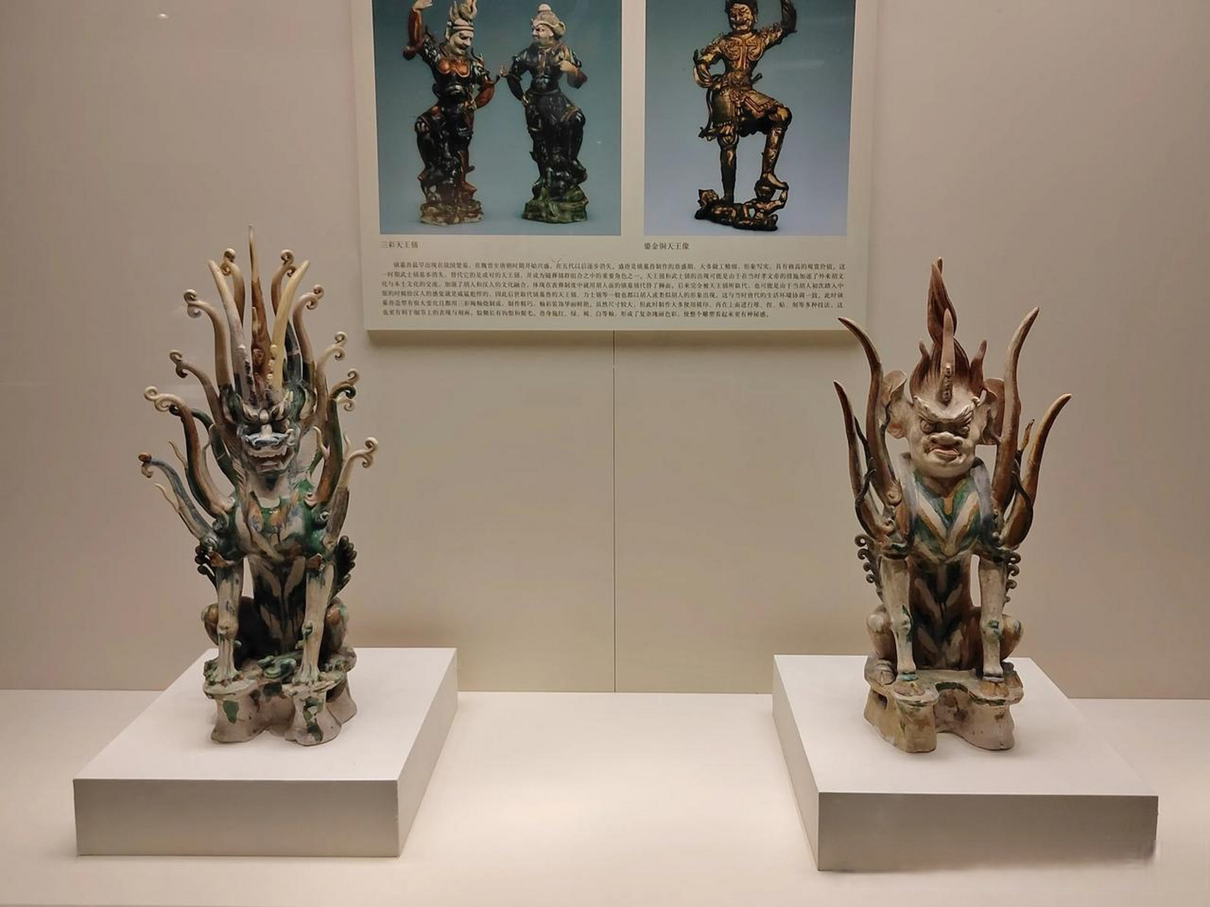 傍晚,在西安市和平路,经过天阙酒吧门口