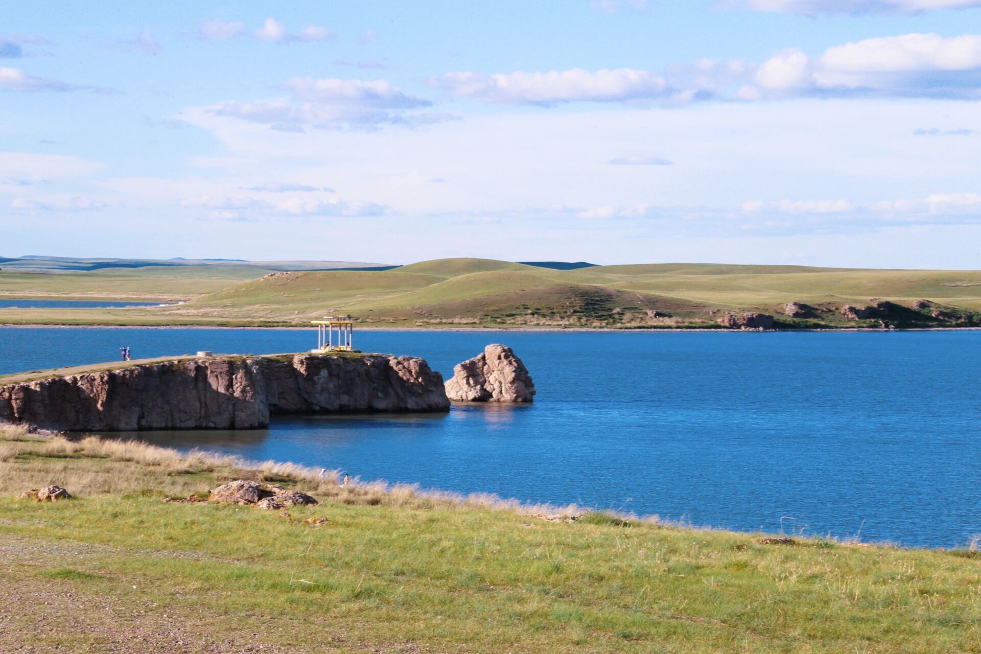 呼伦湖 成吉思汗拴马桩 初秋的草原 傍晚五点的阳光 夹杂着些许牛粪味