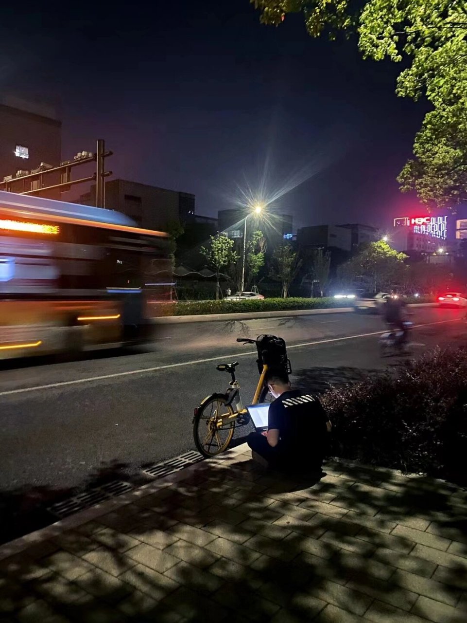 真实背影男 夜景图片