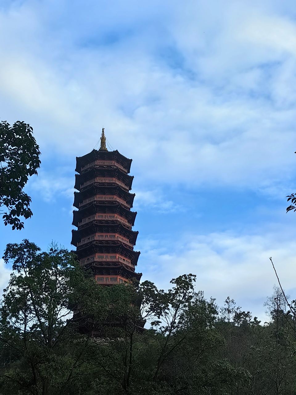 在赣州杨仙岭看了一场日落 从市区到杨仙岭车程不到半个小时,路上时而