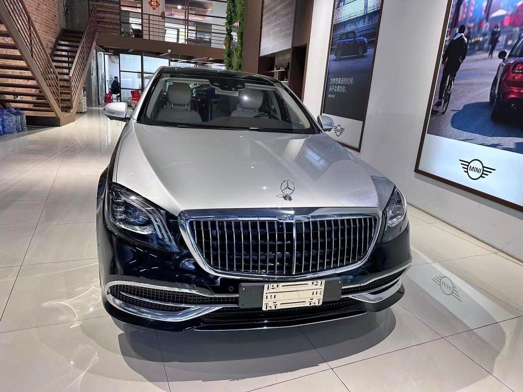 推荐一台特别的奔驰迈巴赫 s56002,亮眼的双拼色外观(上银下黑),开