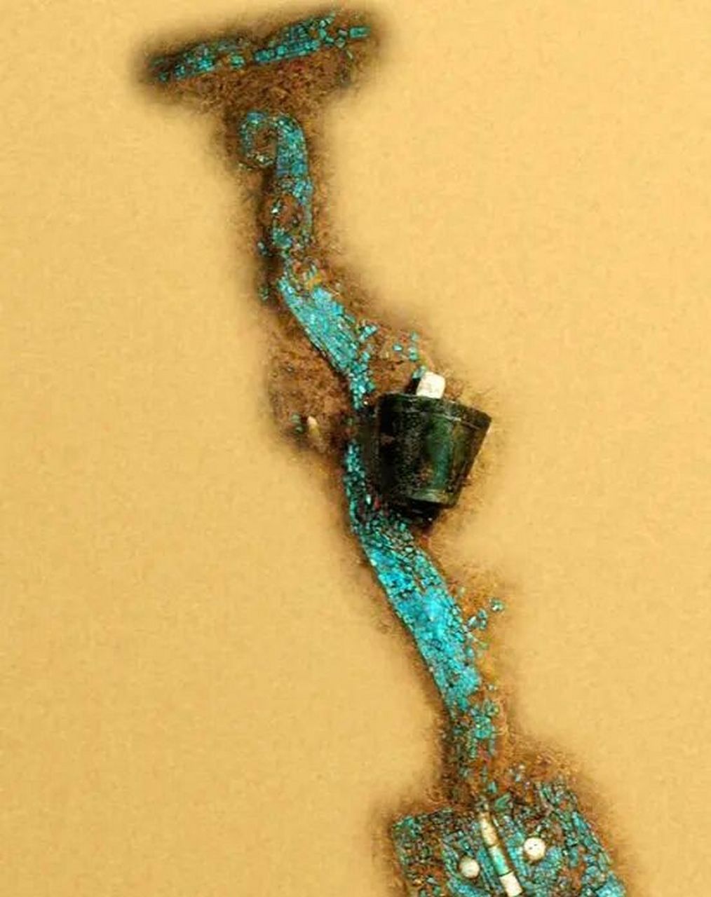 夏朝二里头珍宝——绿松石龙形器 夏绿松石龙形器是夏代石器,2002年在