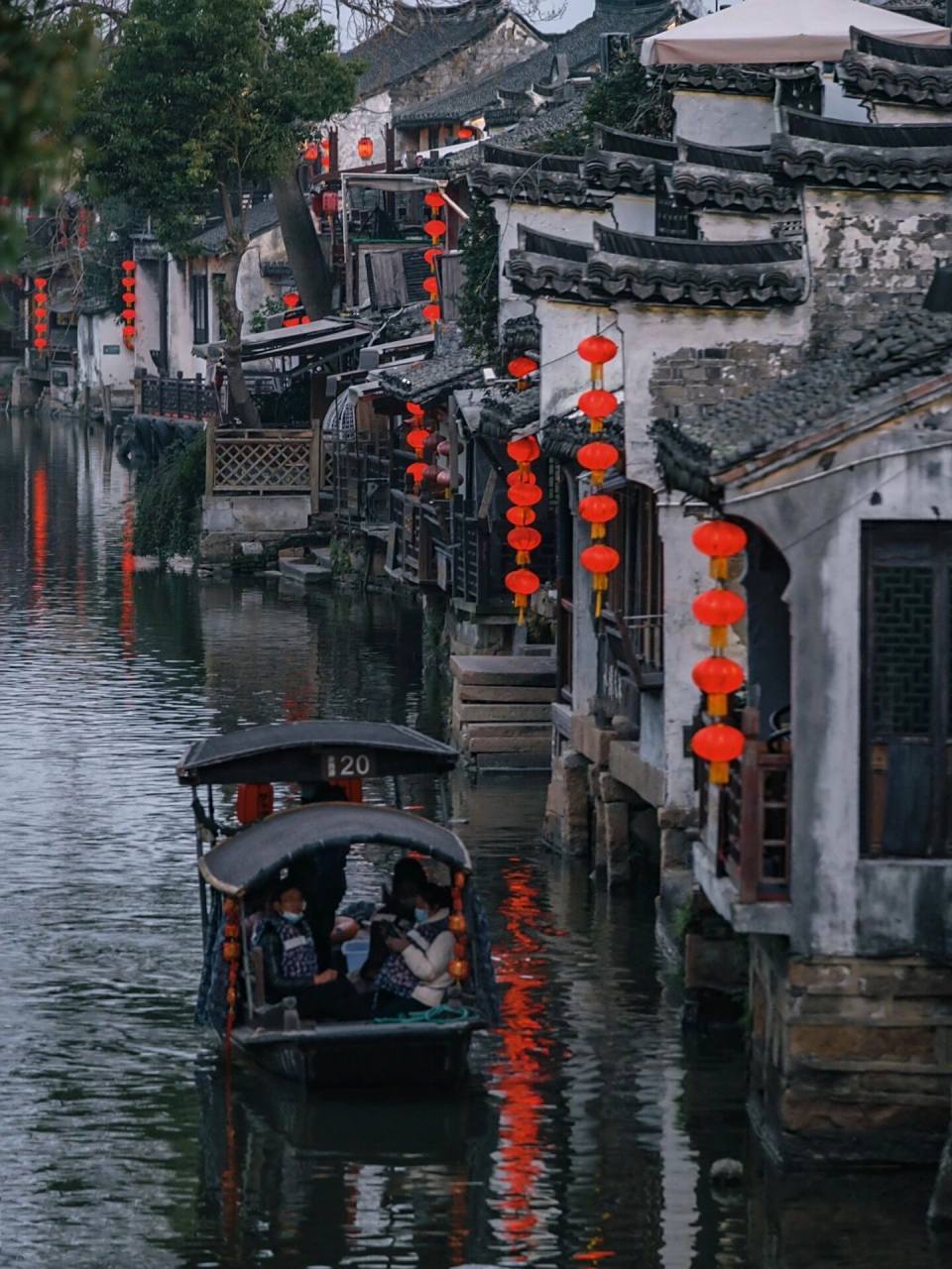 景区介绍西塘古镇是生活着的千年古镇,国家aaaa级旅游风景区,占地