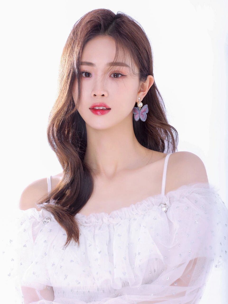 徐紫茵,1996年5月6日出生于福建省厦门市,中国内地女演员,歌手,北京