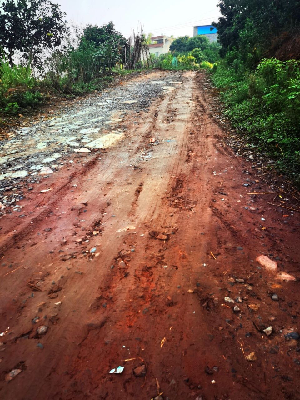 几十年老路基的乡村公路还是烂路一条 请问要怎么样才能申请到修路