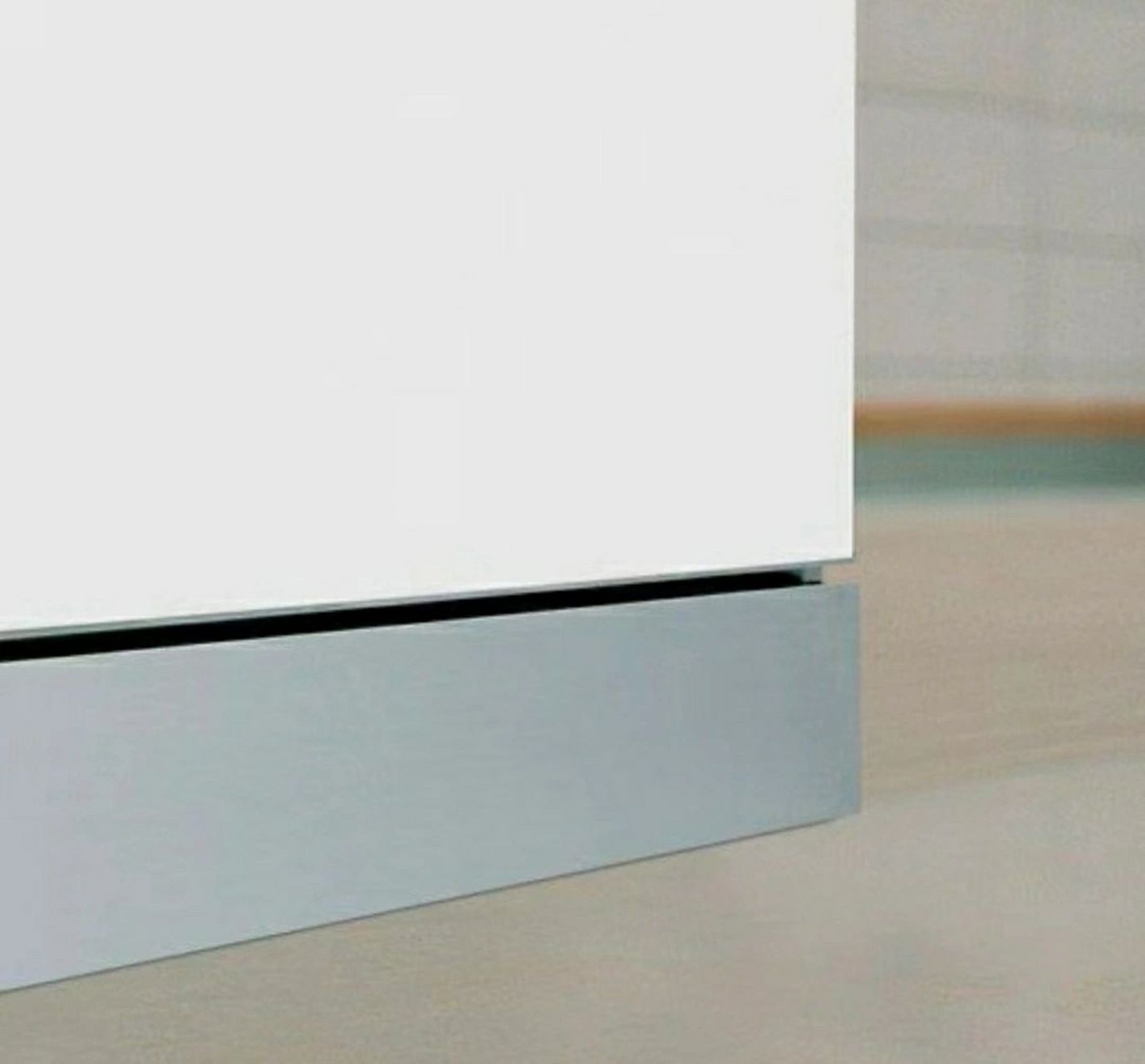 01 74极简硬装造型里,必不可少的有隐形踢脚线这一项,隐形踢脚线