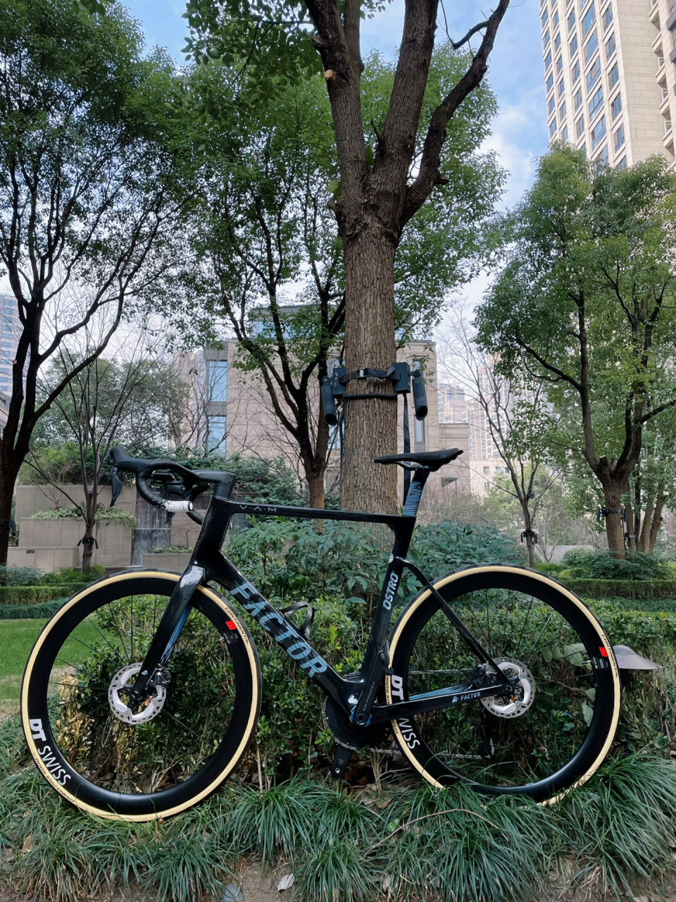 喜提新车  factor涂装太帅了 被阳光健美的自行车博主种草了factor