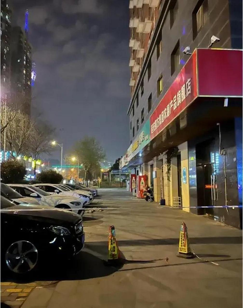 西安澳城大厦29楼坠落男子砸中6岁男童!