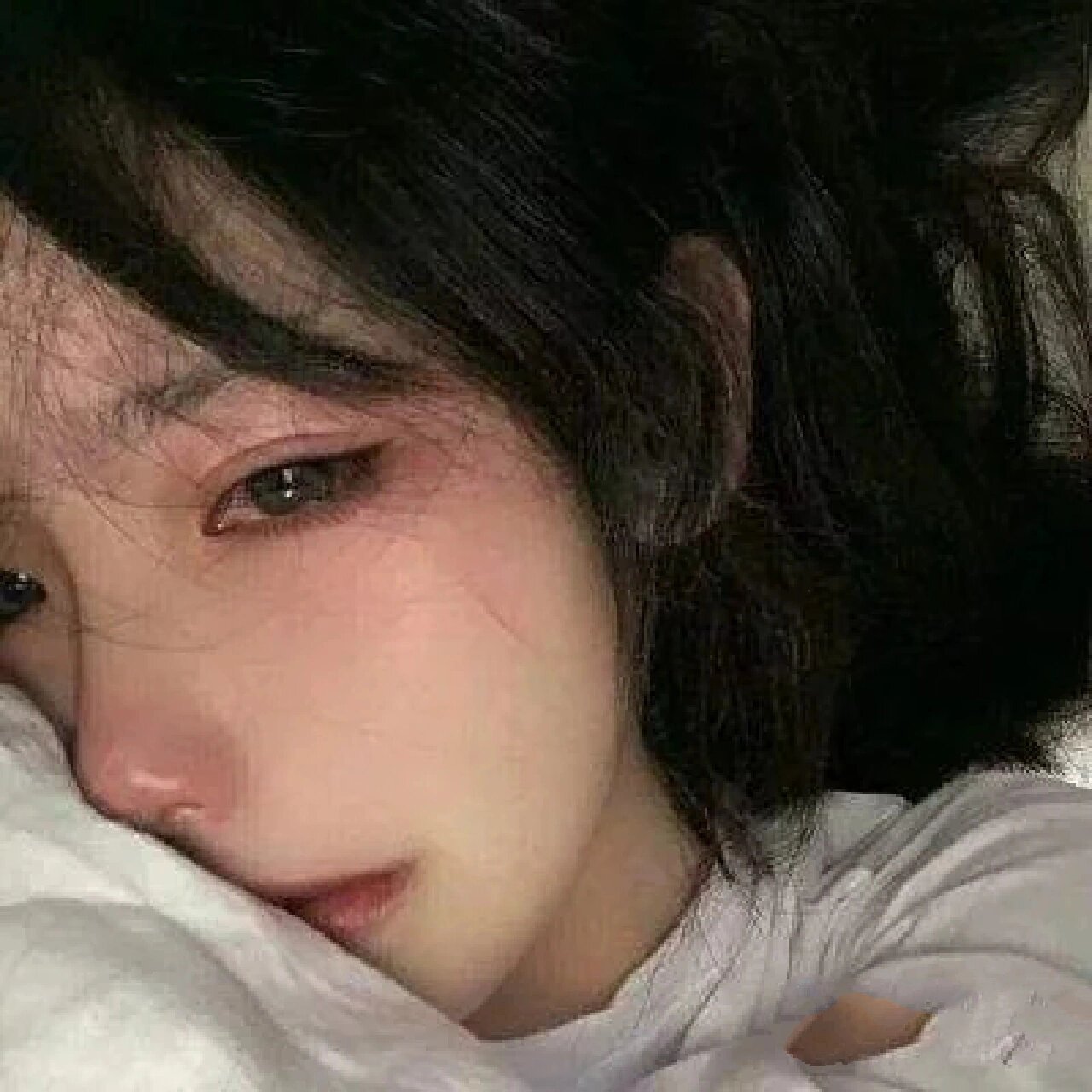 流泪女头像