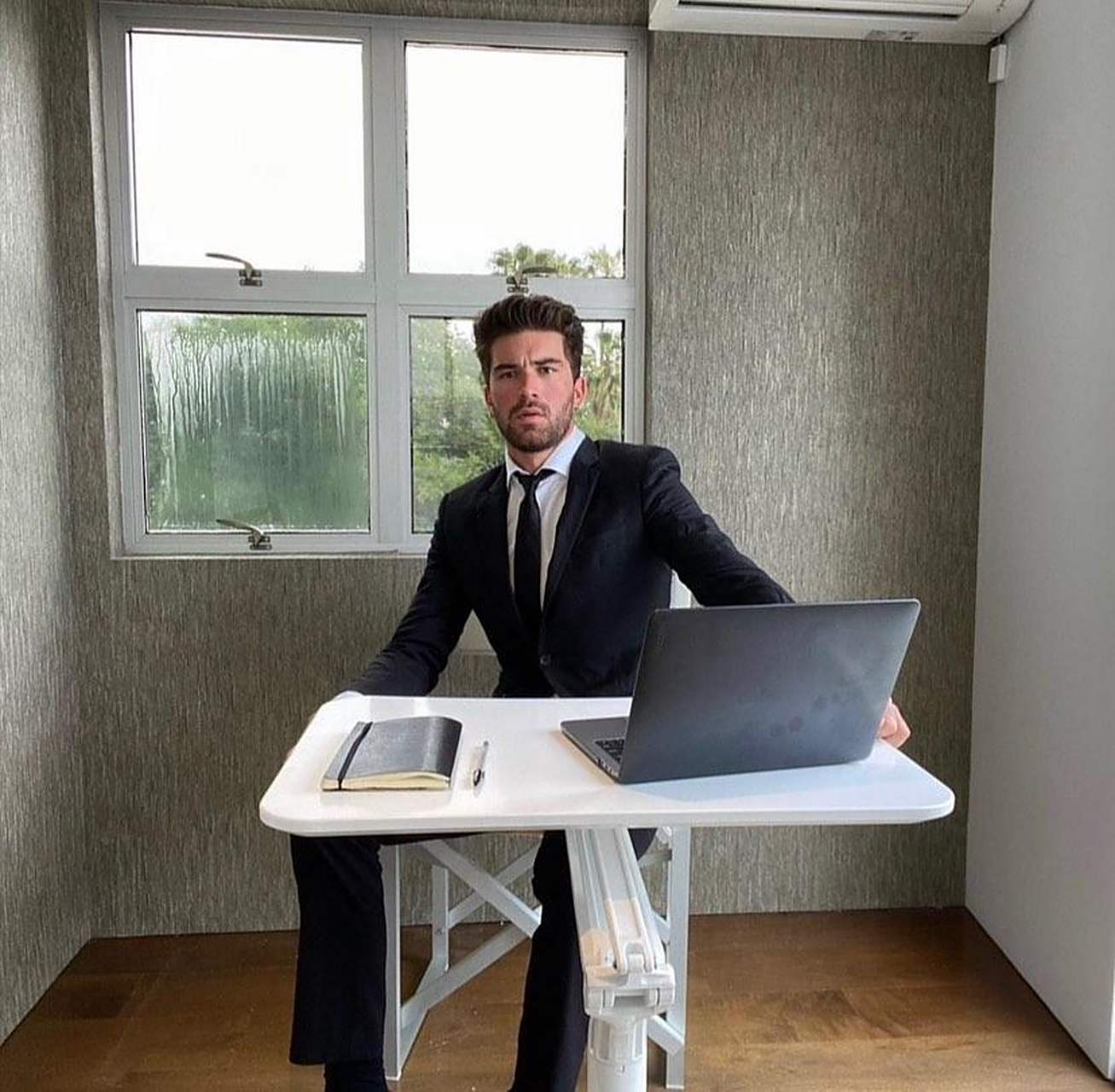 著名男演员 chris damned 跟女友合影.