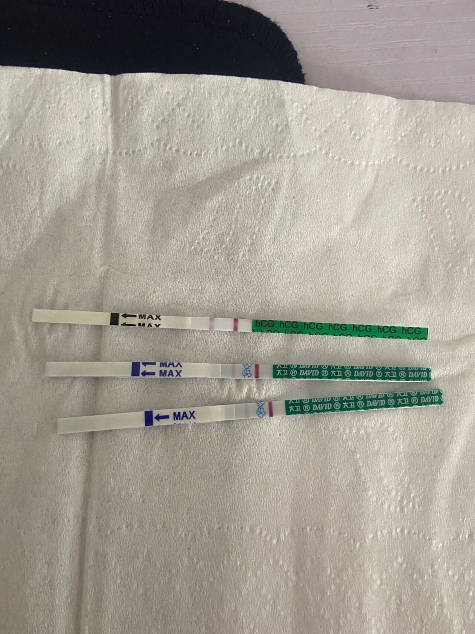 验孕棒 第一张图是刚验尿拿出来还不太显.