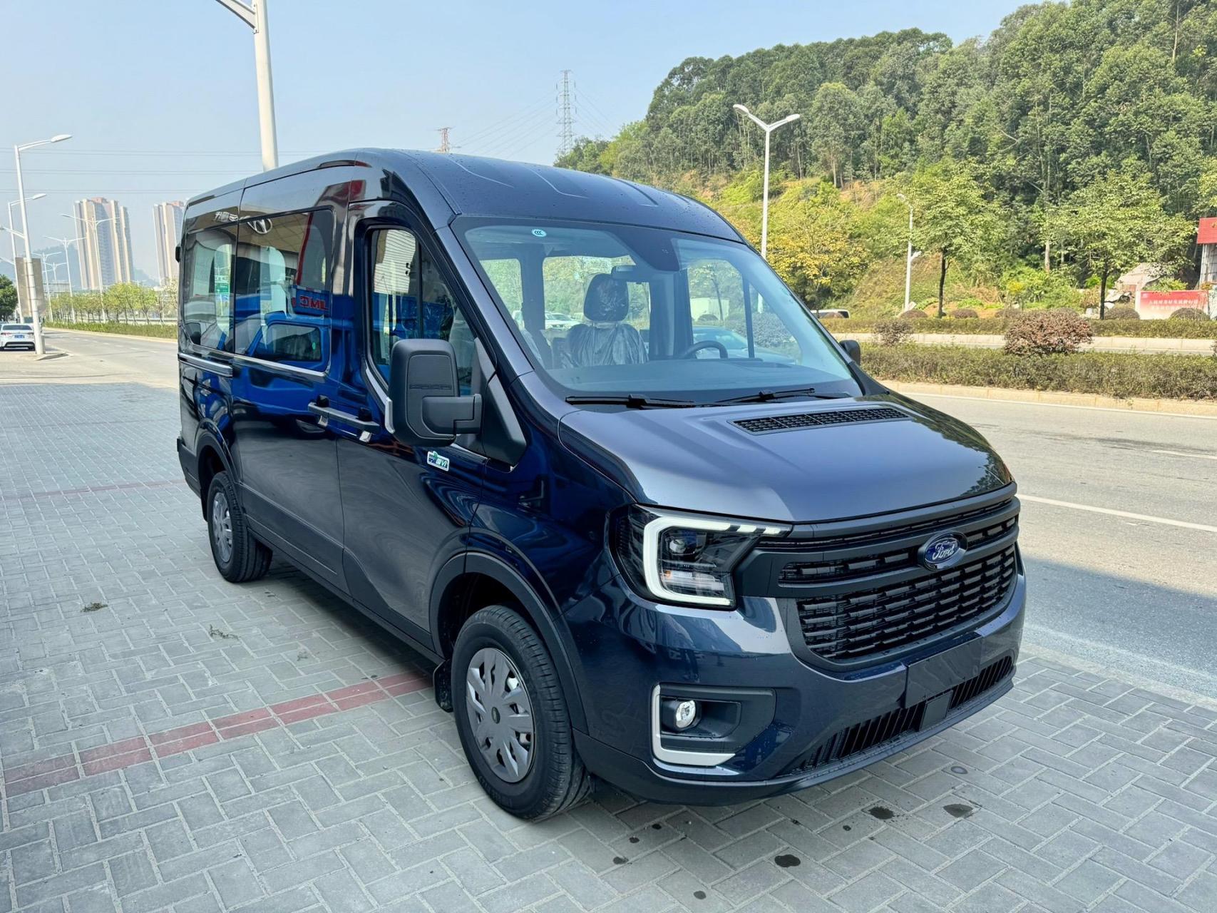 江铃福特:新全顺t8中轴中顶6座~暗夜蓝.