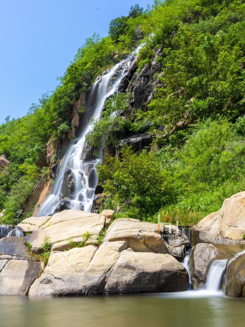 夏天怎么能不来黄巢瀑布看看呢,水流从几十米高空飞流而下,形成了黄巢