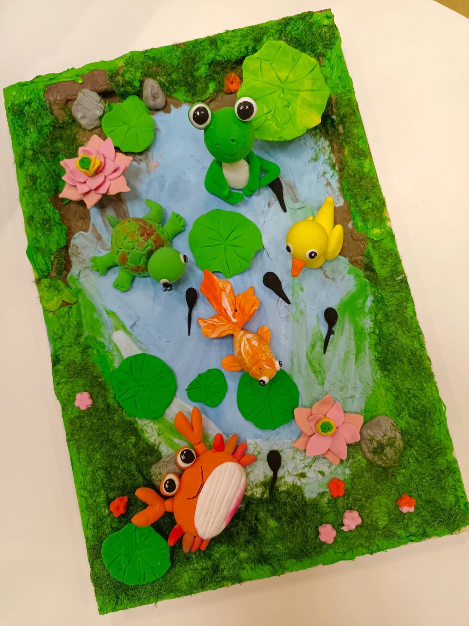 小朋友用粘土做的绘本故事"小蝌蚪找妈妈"