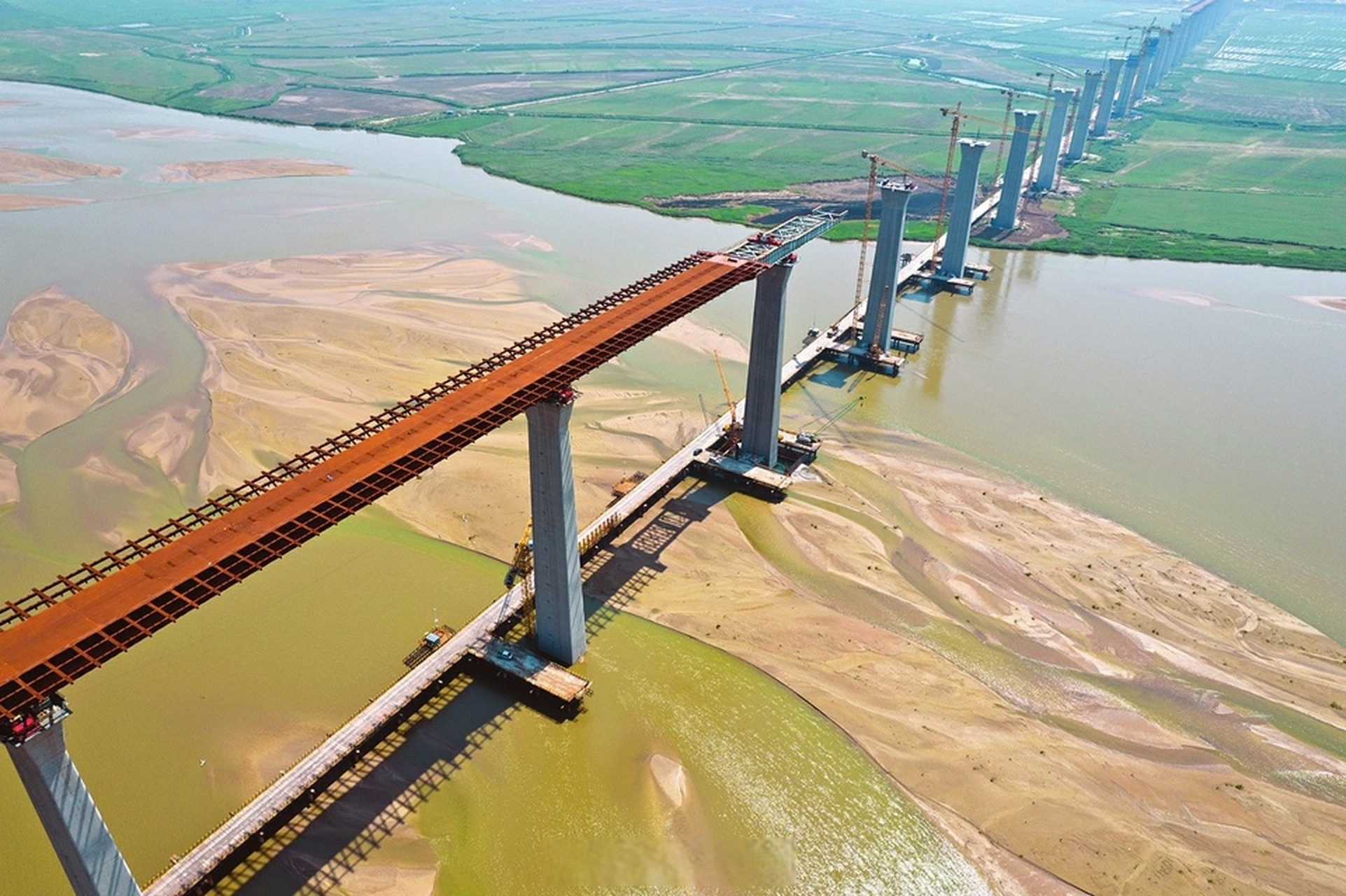 【假日施工忙】6月23日,运城市临猗黄河大桥施工现场,中国铁建大桥局