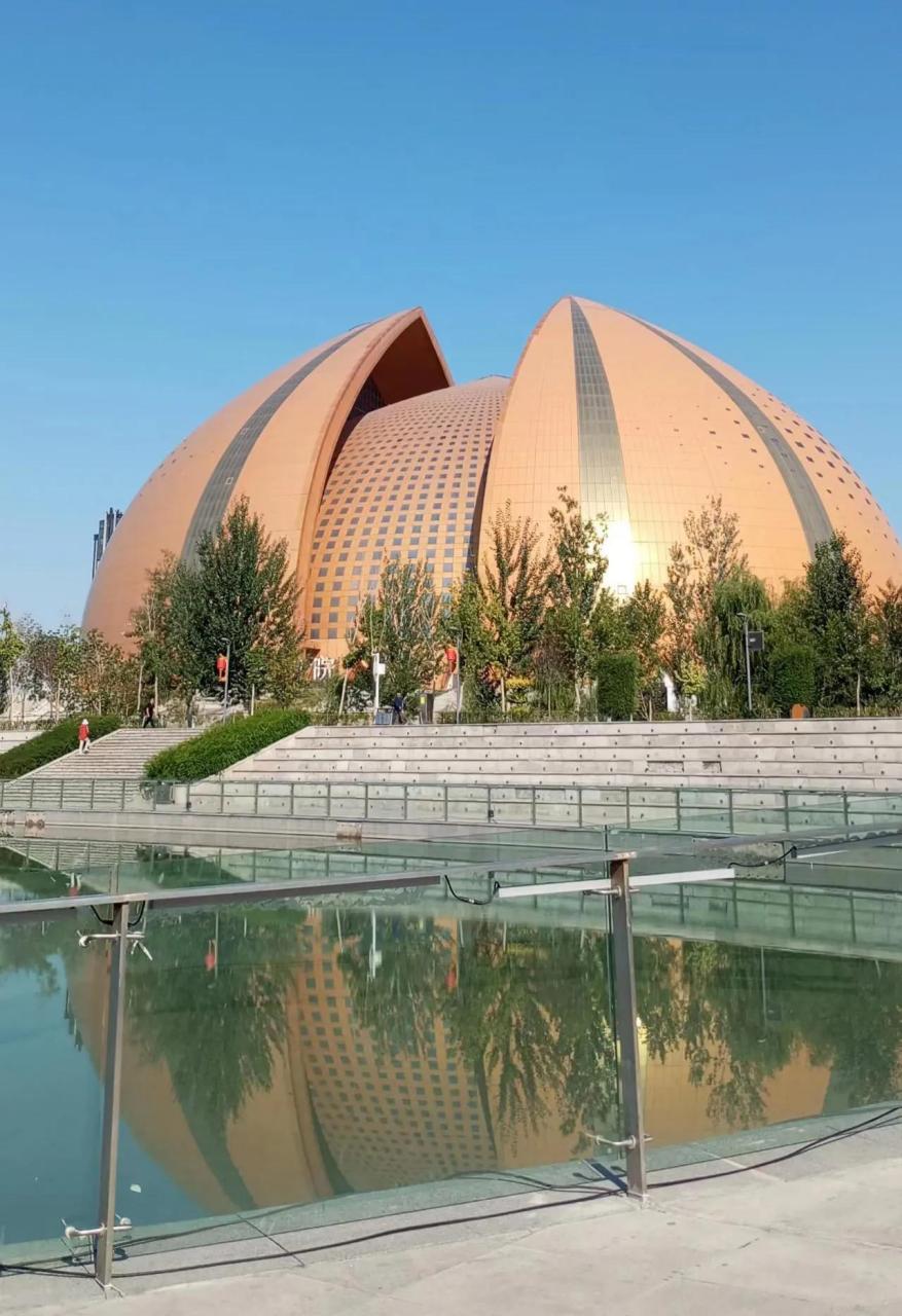 乌昌头屯河畔的地标建筑——新疆大剧院,老百姓亲切的称为皮牙子大厦