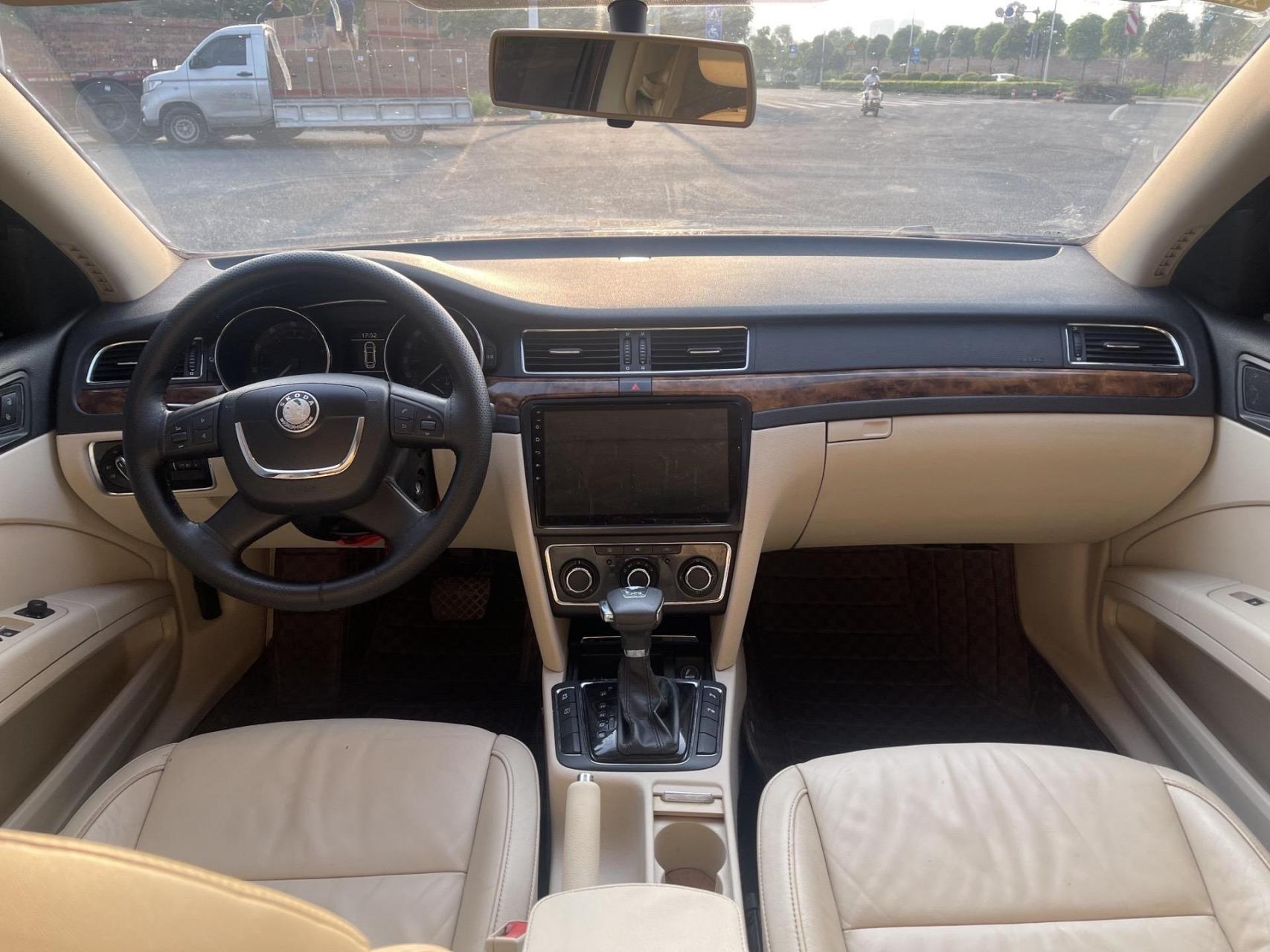 12年斯柯达昊锐顶配,费用刚买.上架12年3月斯柯达昊锐1.