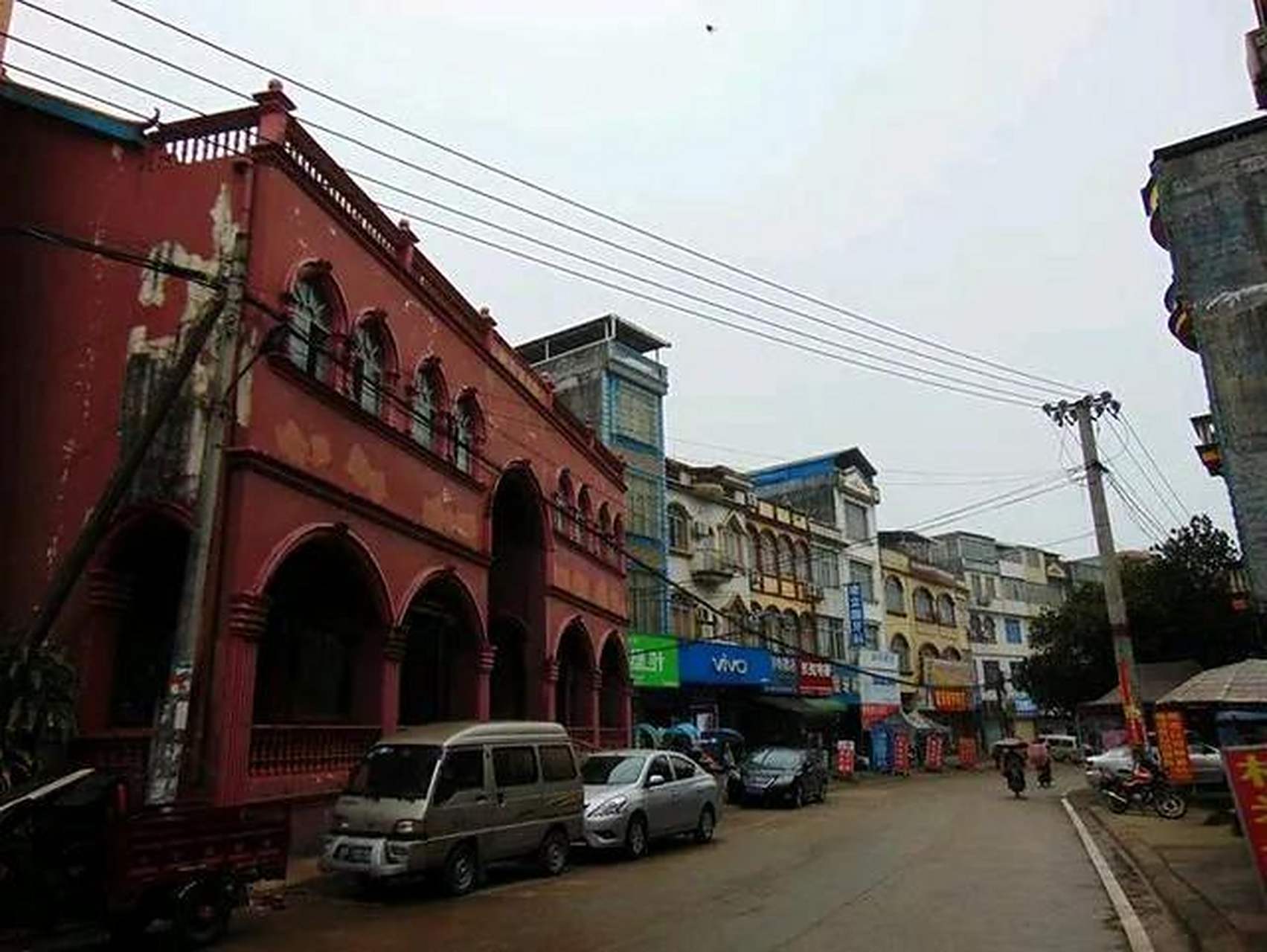 东接扶隆乡,那梭镇和东兴市马路镇,南连越南广宁省,西邻峒中镇,北靠