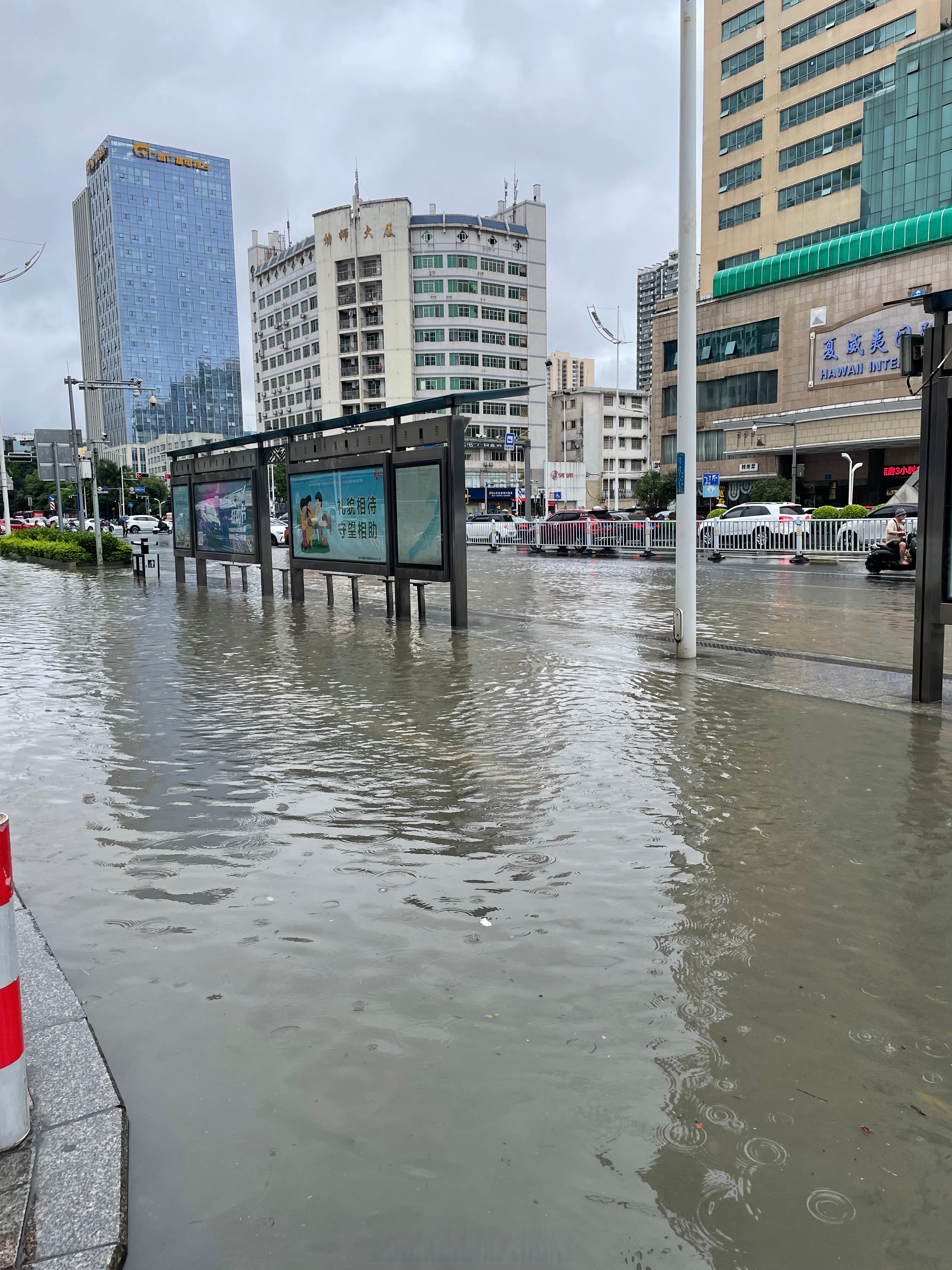 2024年5月19日,大暴雨后的南宁民族大道,排水速度慢