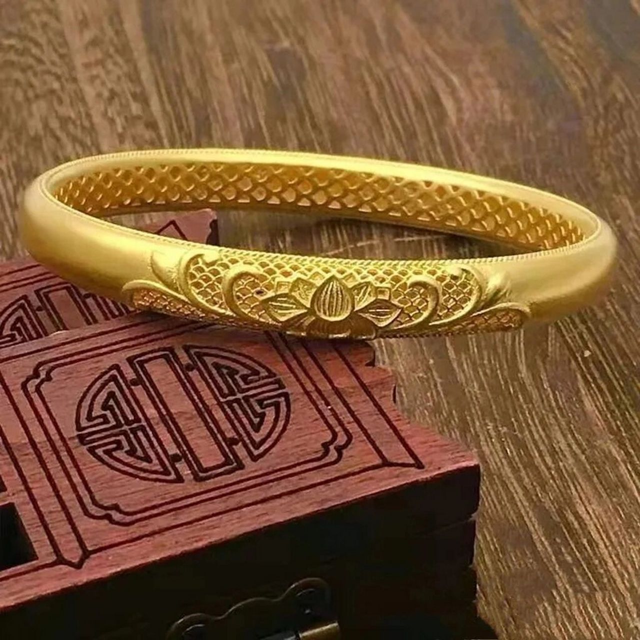 最经典的七款黄金手镯的搭配 1.