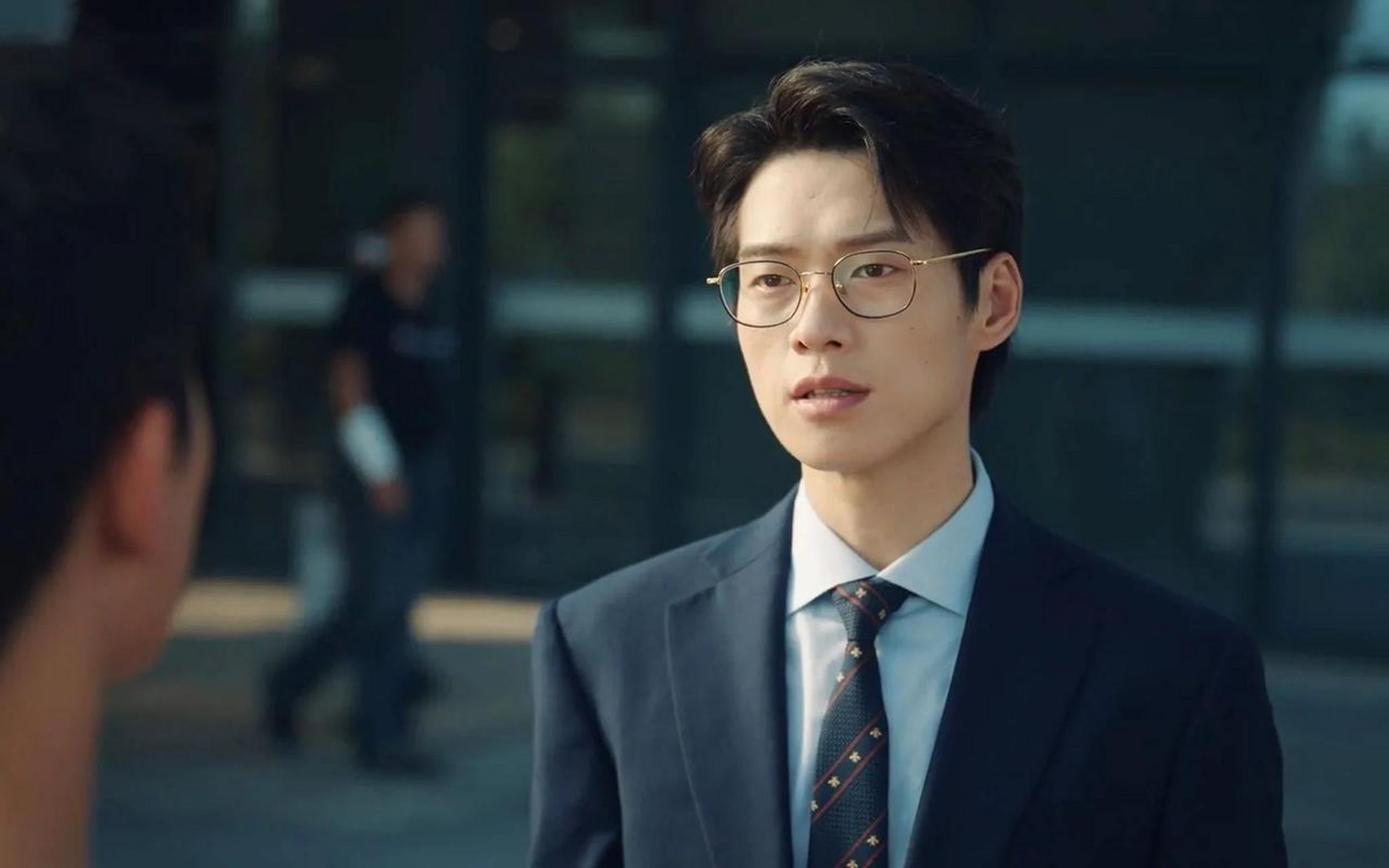 魏大勋最近饰演的一个角色孟宴臣火了,他对许沁爱而