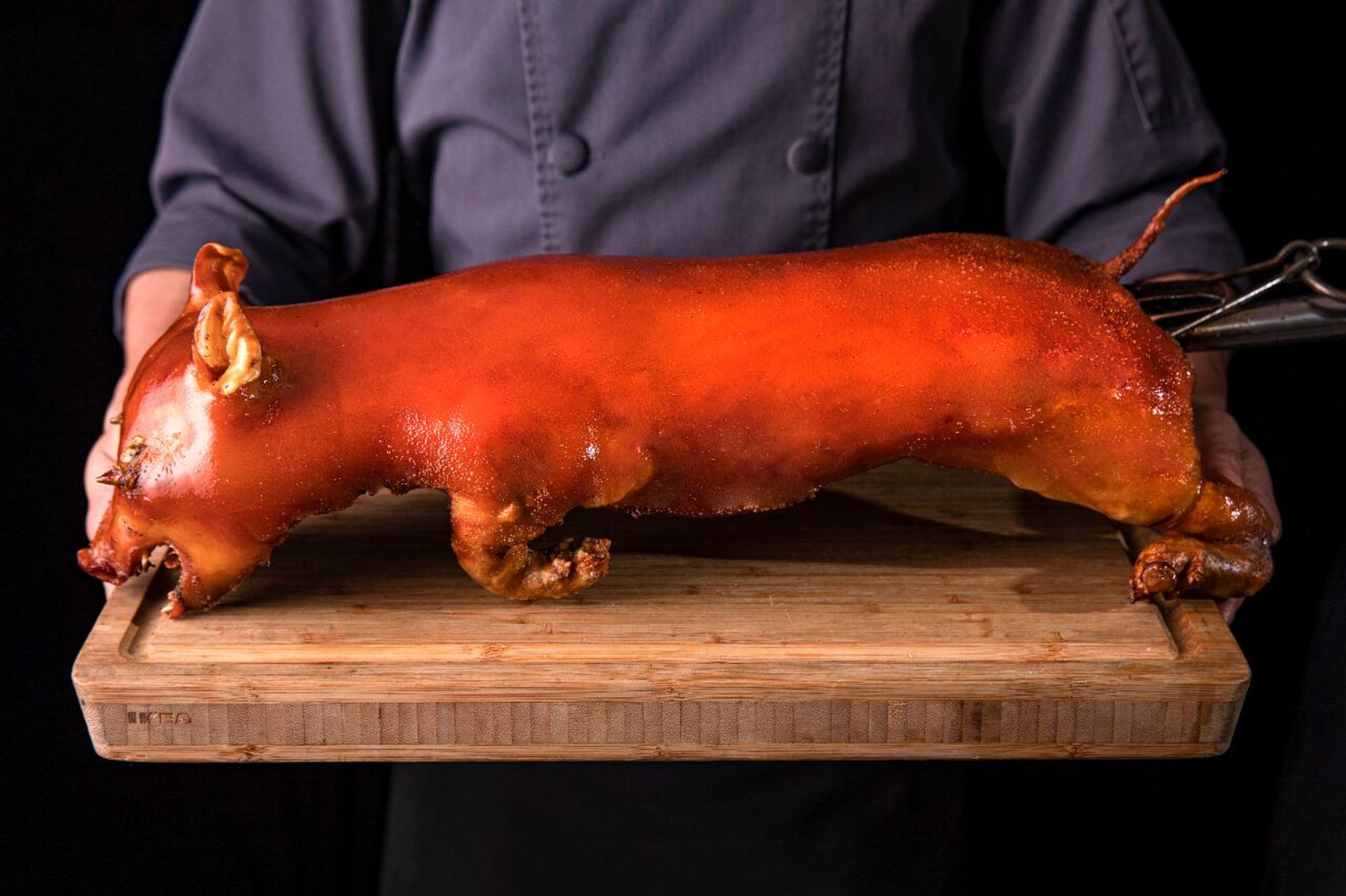 清明祭祖 | 金猪纳福 清明雨上,遥寄相思 烤乳猪是清明节必不可少的