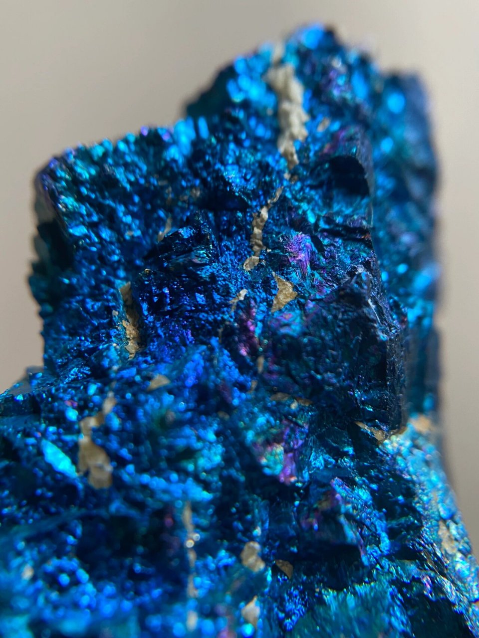 斑铜矿 cu63fes62 产地湖北 等轴晶系,表面因氧化而呈现出锖色