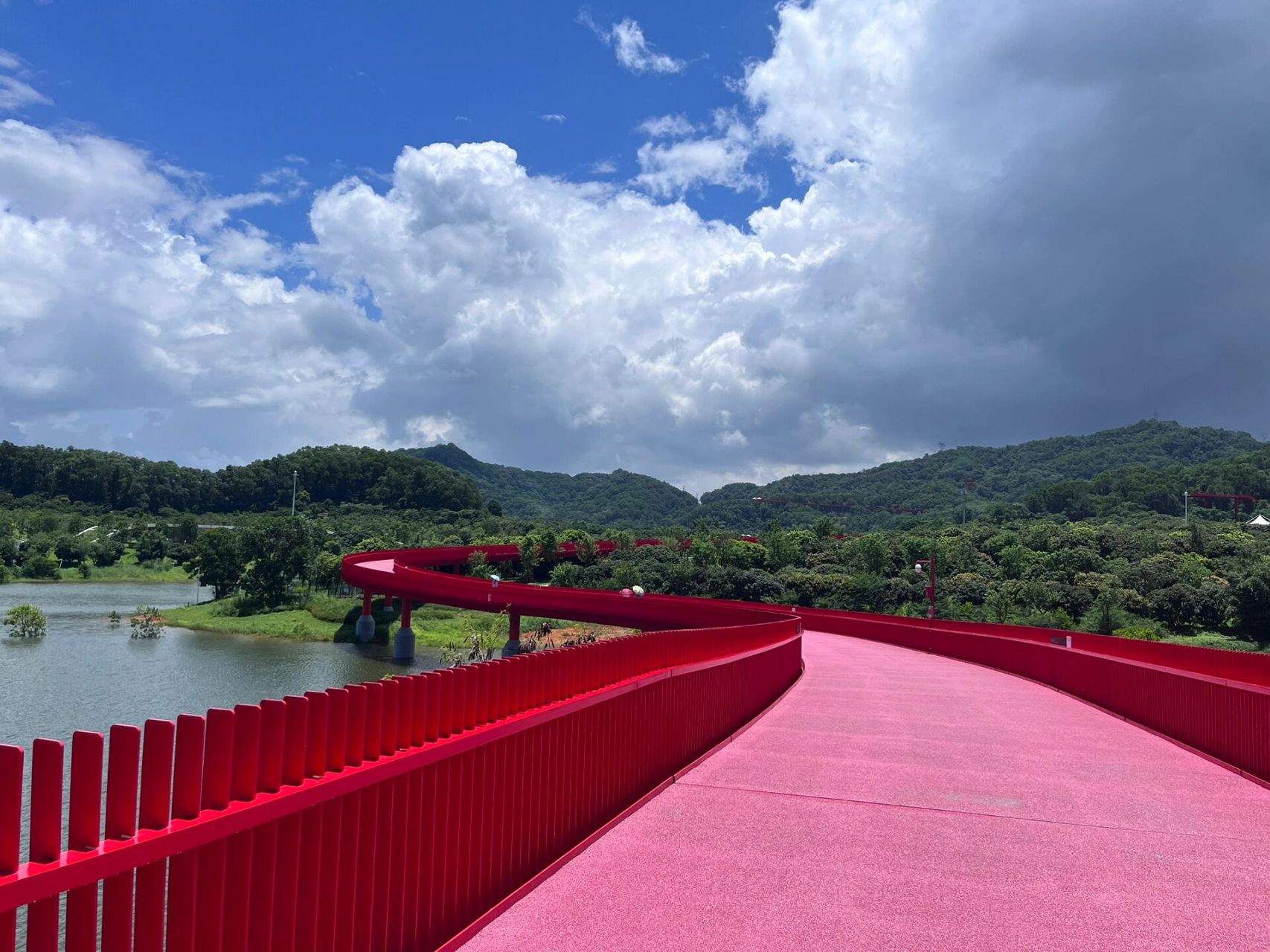 位置 光明,虹桥公园  01交通 地铁6号线,凤凰城站a出口.