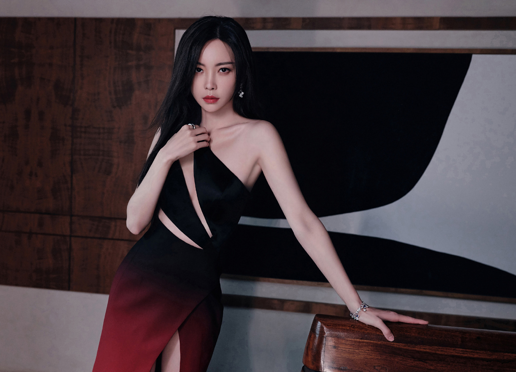 于文文镂空暗夜红渐变高开叉长裙