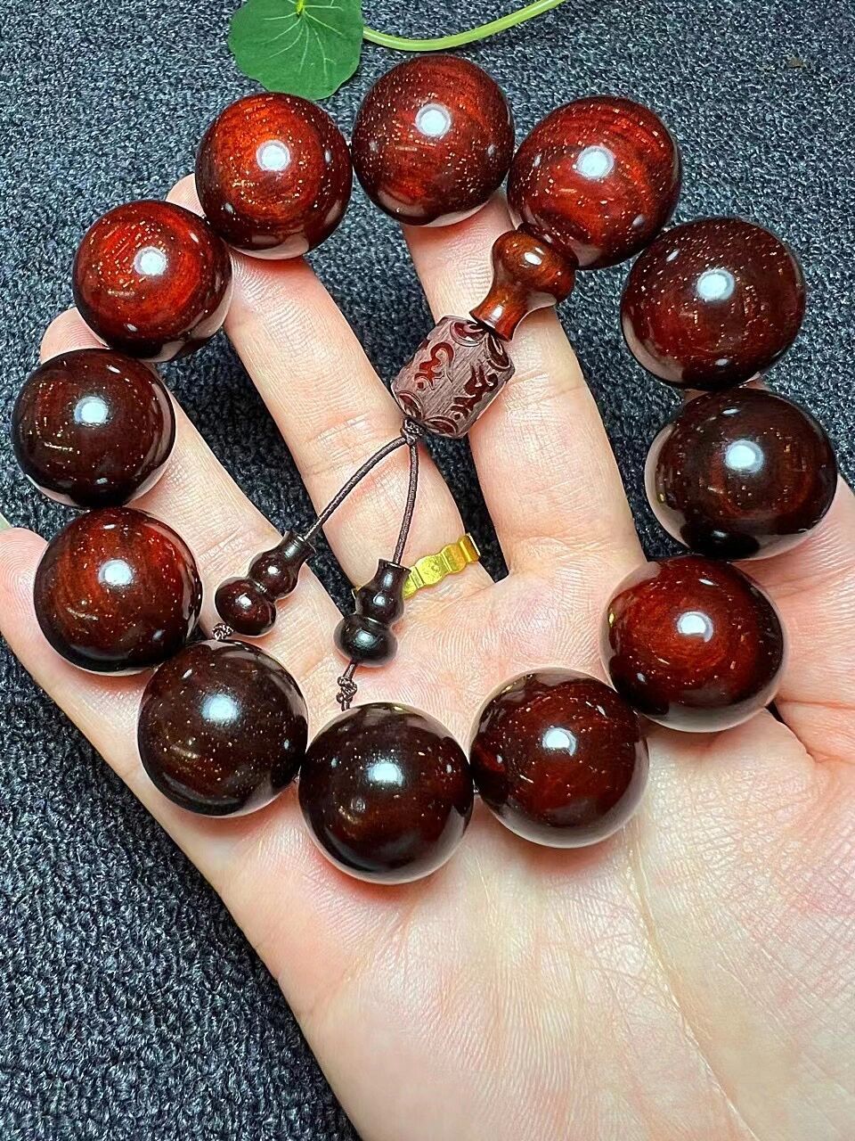 小叶紫檀发黑还是红好 小叶紫檀的颜色并不能决定其品质的好坏,只是