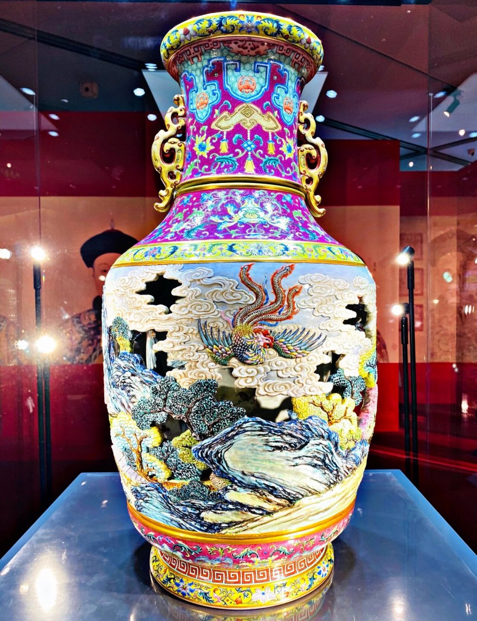 乾隆·两亿大花瓶 清乾隆御制洋彩雕瓷"有凤来仪"大转心瓶 和2.