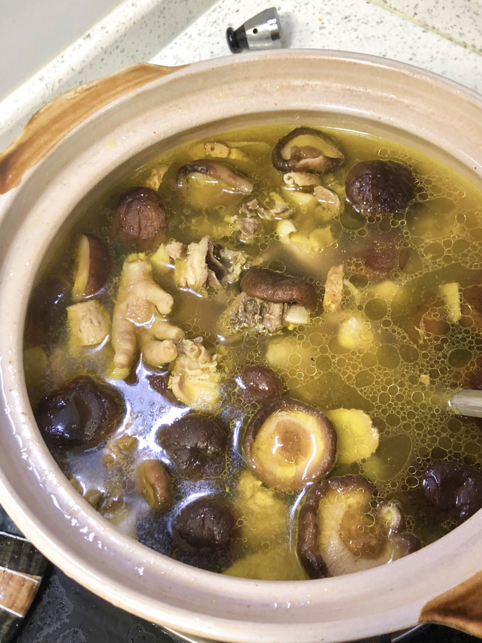 用料: 鸡半只94 干香菇 (少许,泡发) 姜片 盐 	 步骤一