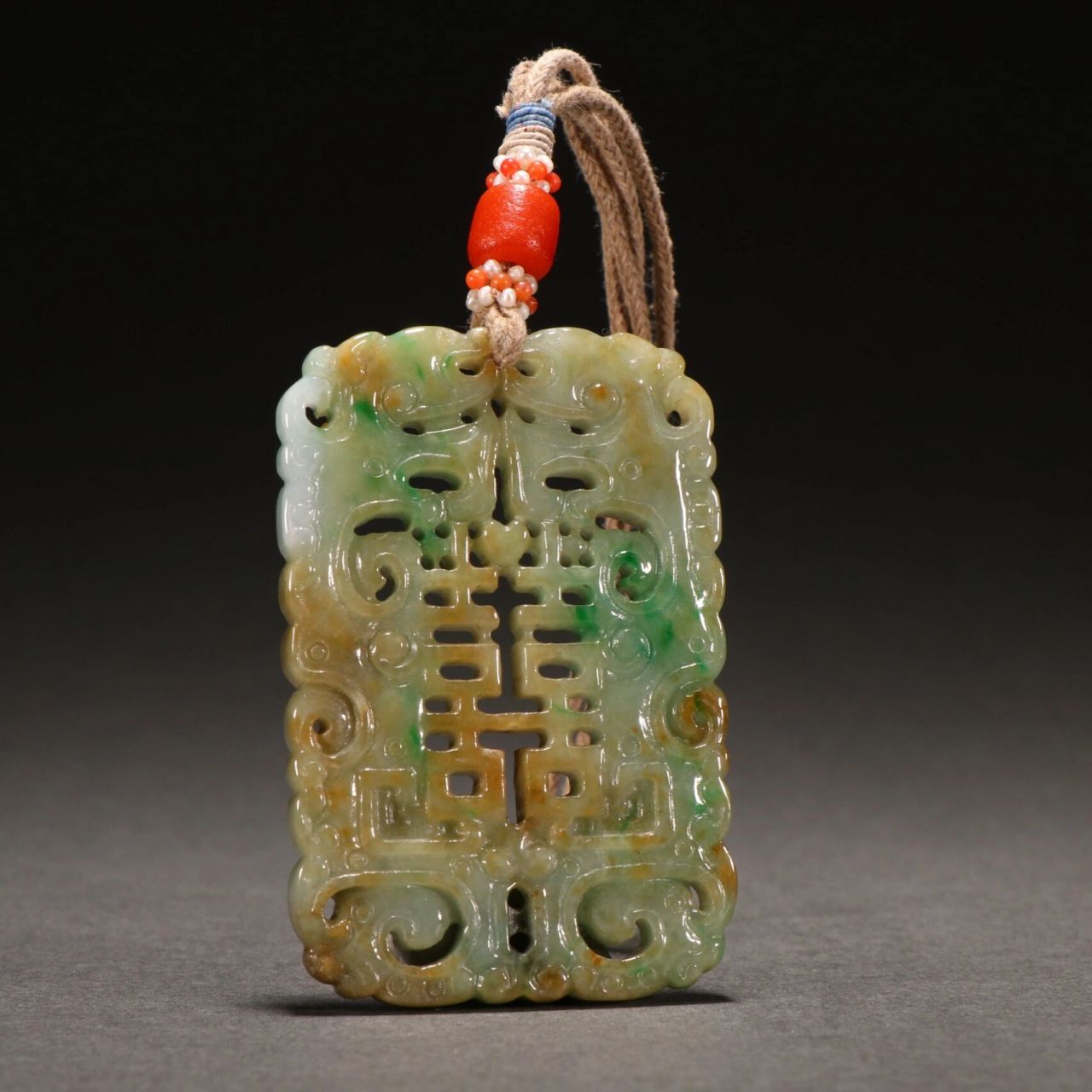 清代 老翡翠囍字双龙纹牌. 规格:高5.7㎝宽3.7㎝厚0.5㎝重31g