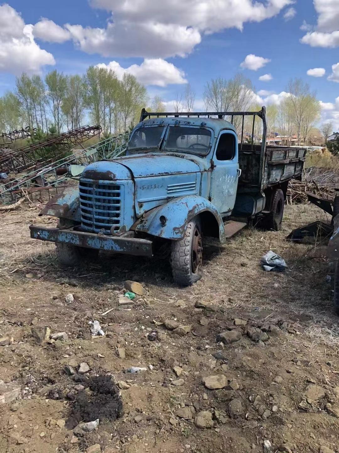 一辆80年代的老解放汽车,皮实耐用还能运货