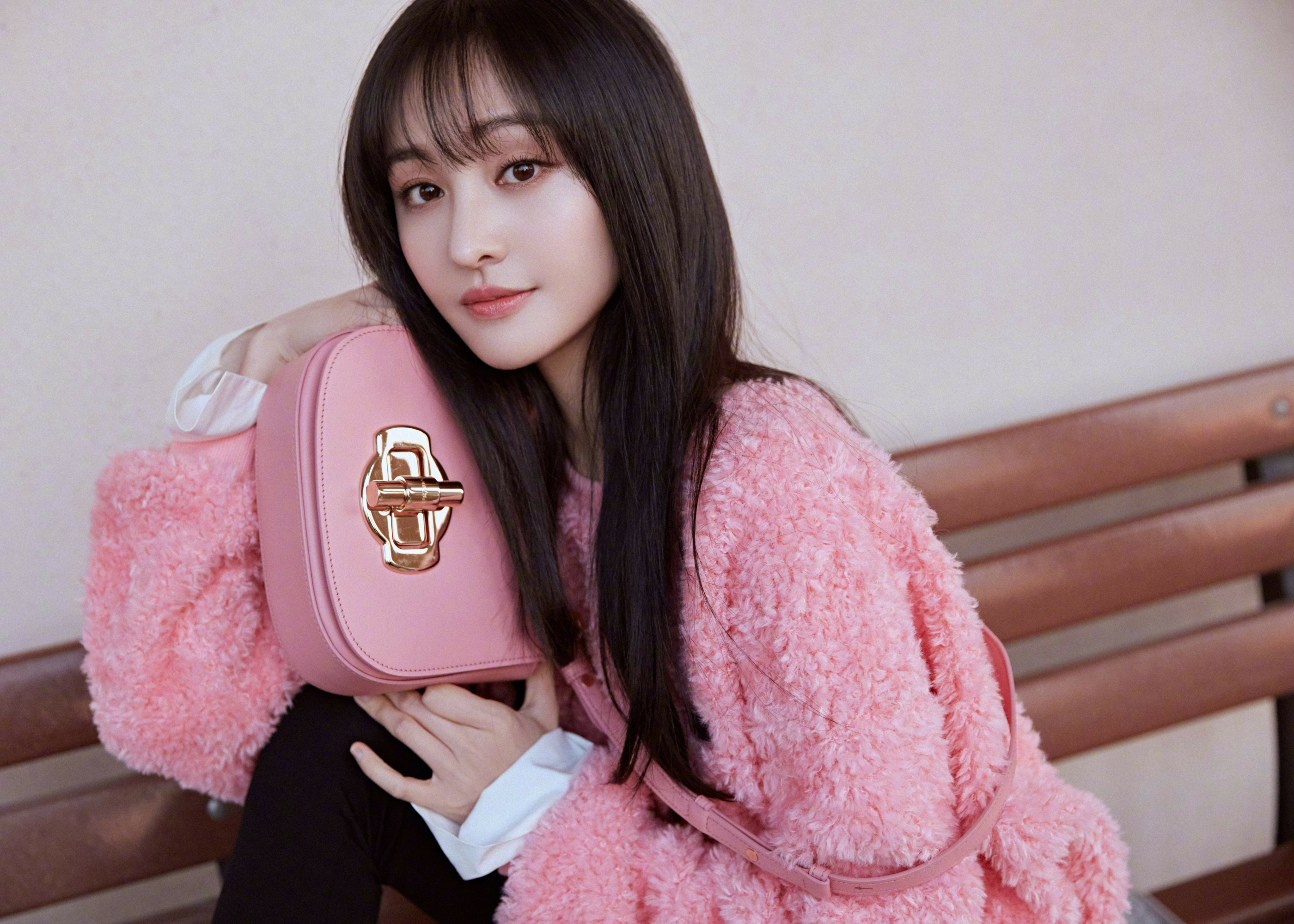 据央视新闻,近日网上反映#郑爽#涉嫌签订"阴阳合同",拆分收入获取"