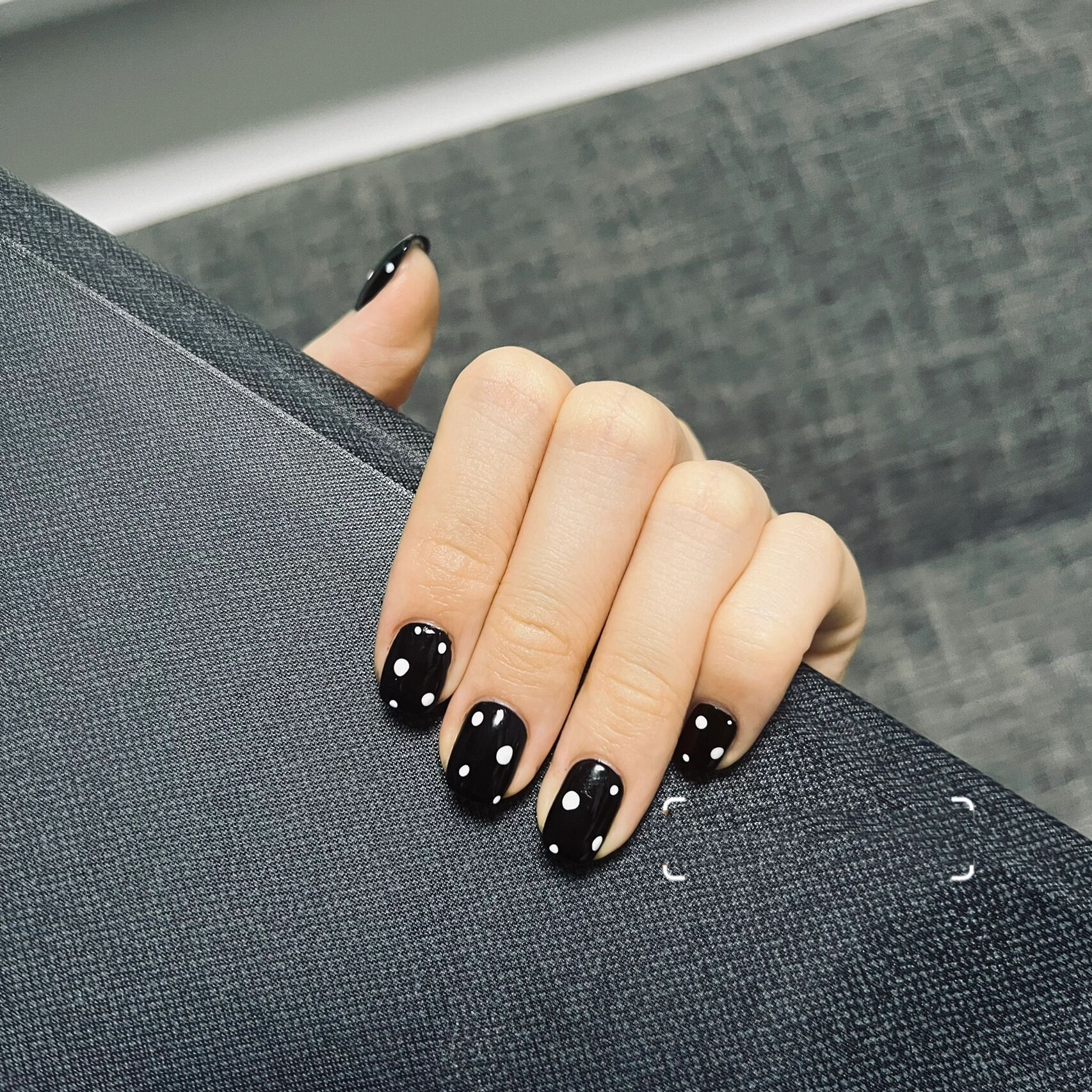 rose朴彩英同款黑白波点美甲 某一天在instagram上闲逛的时候,看到了