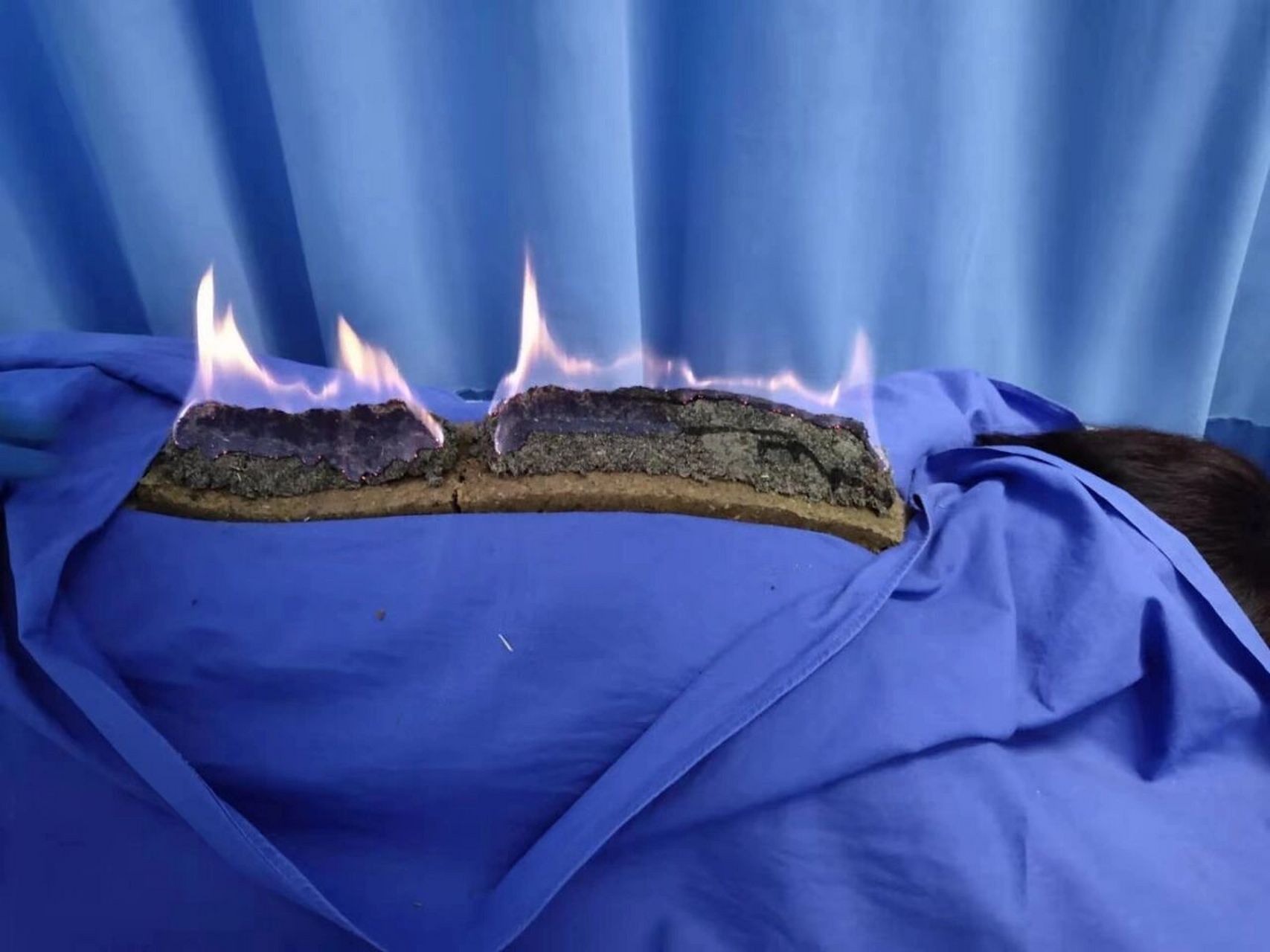 药物铺姜灸 药物铺姜灸:又称扶阳龙骨灸,是指于督脉的脊柱段上施以"隔