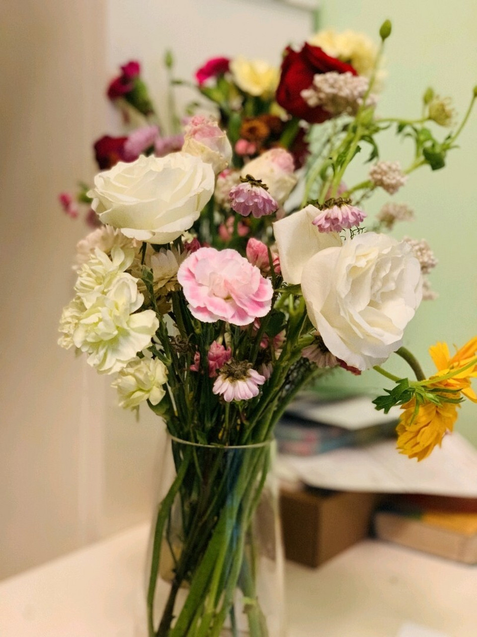 我是有多喜欢鲜花呀 家里三个花瓶都插满了 客厅餐厅卧室各放一瓶 我