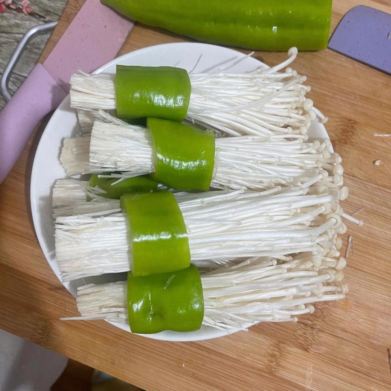 虎皮尖椒金针菇 1,【金针菇】掰大块,塞到【尖椒段】里.