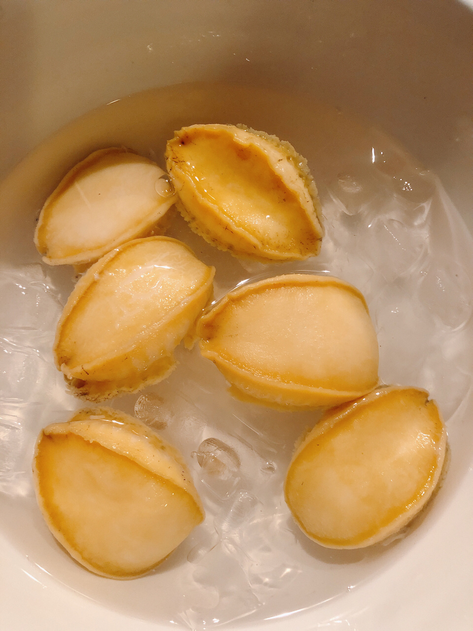 秘制冰镇鲍鱼 个人喜欢吃冰镇鲍鱼 当冷菜或零食都很赞 鲍鱼清洗干净