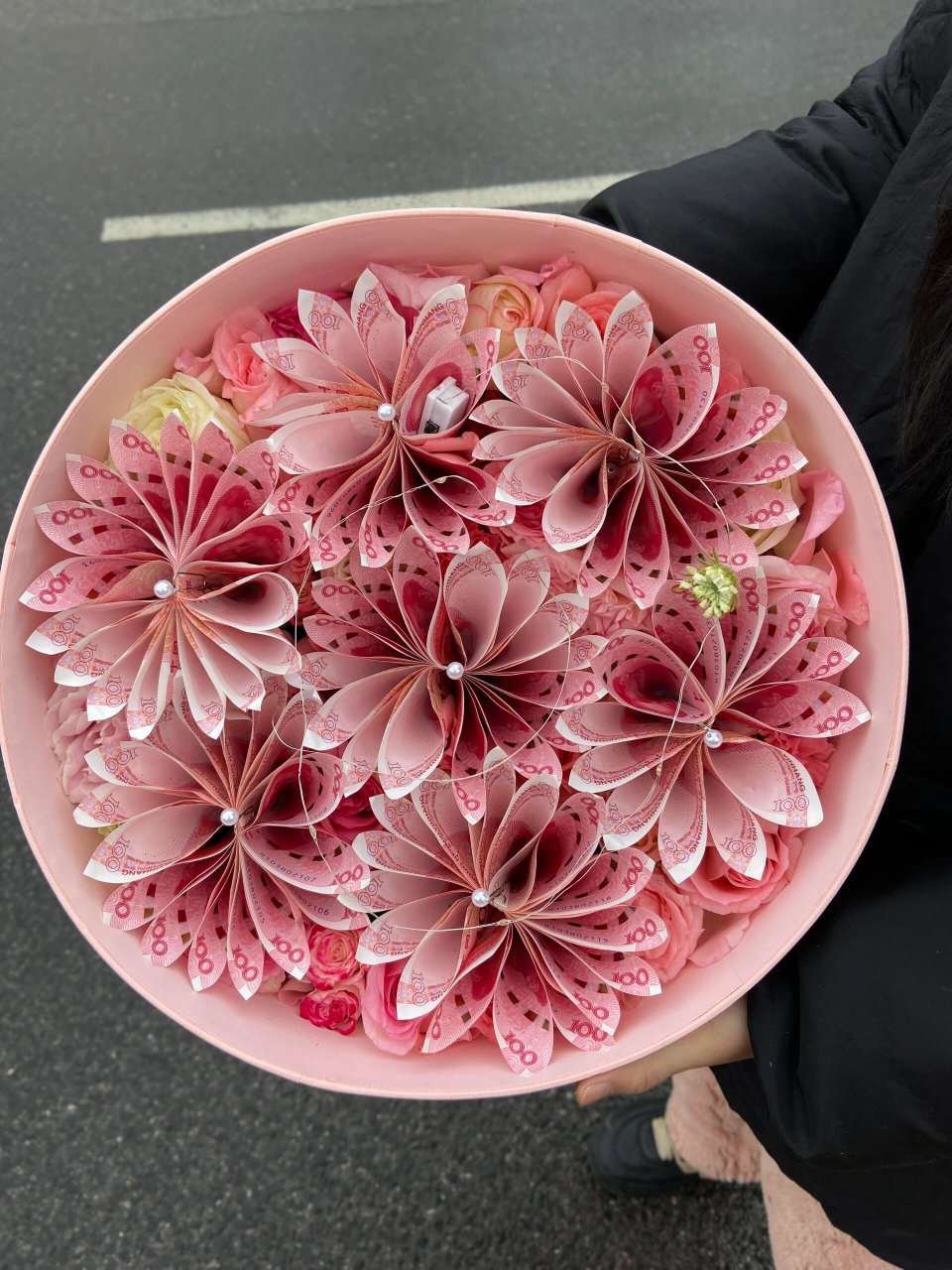 5200有钱花  总有人想把全世界的美好都给你,鲜花是诗和远方,钞票是