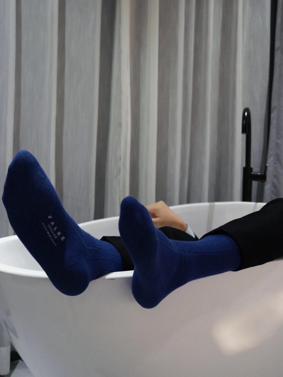 一张照片记录今天# #男袜# #正装不无聊# #正装穿搭# #正装皮鞋黑袜