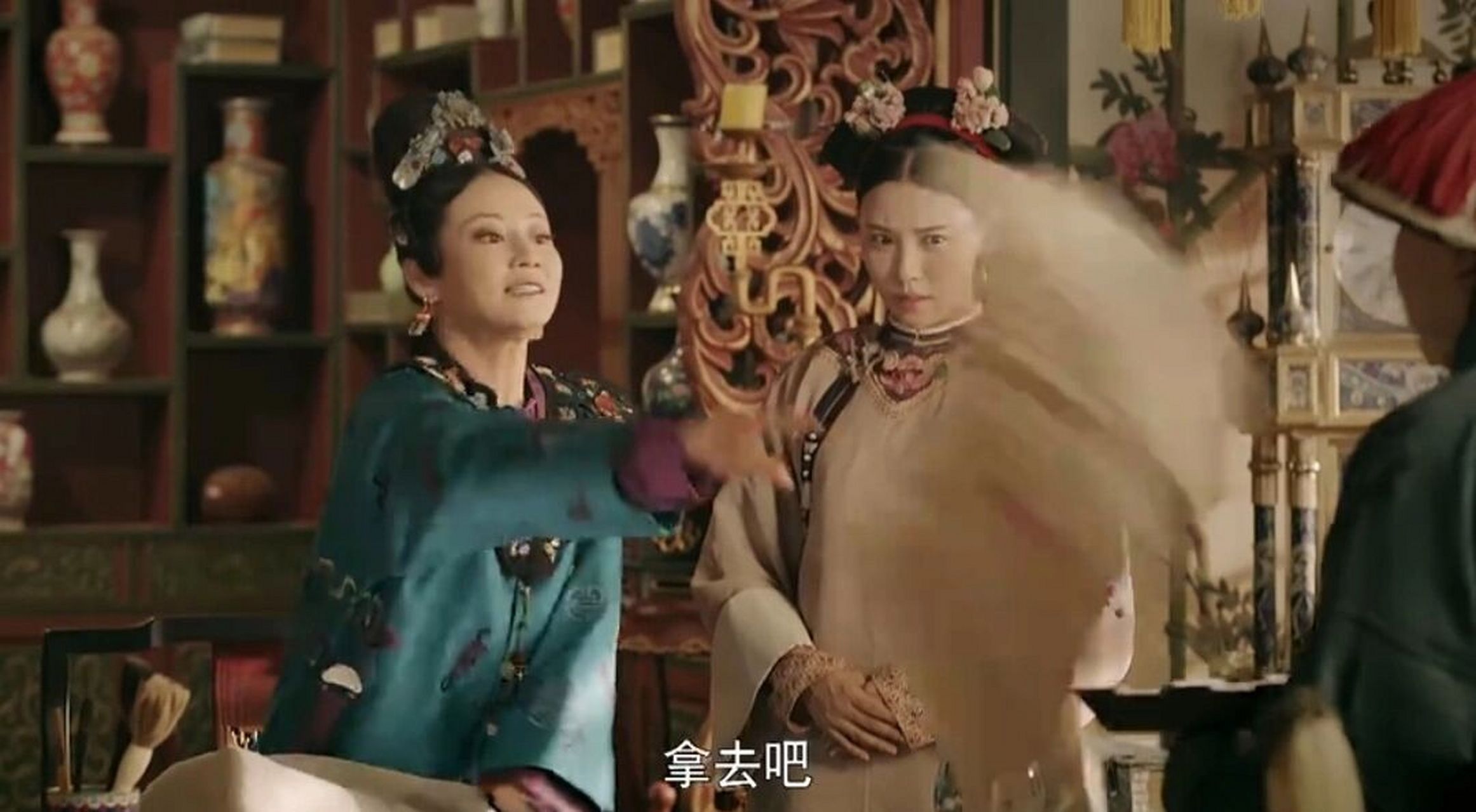 " 拿去吧,去给皇上看,你告诉他,这都是本宫自己写的,没有假手于人,你