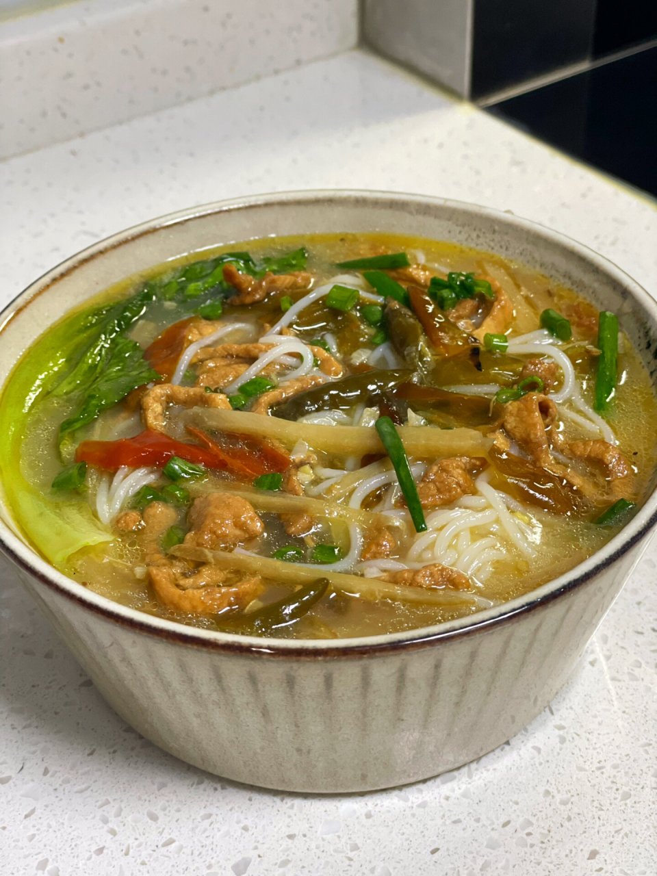 超爽超过瘾的泡椒肉丝米线,巨开胃00 今天是爱泡椒的一天,酸辣开胃